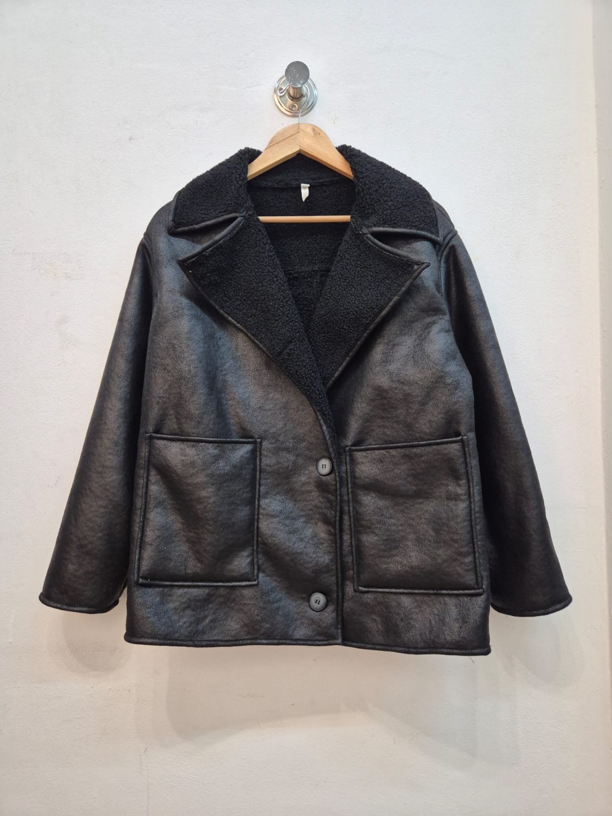 Campera negra con forro de lana y bolsillos delanteros