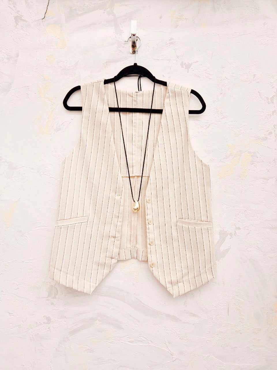 Chaleco beige a rayas con frente abierto y bolsillos