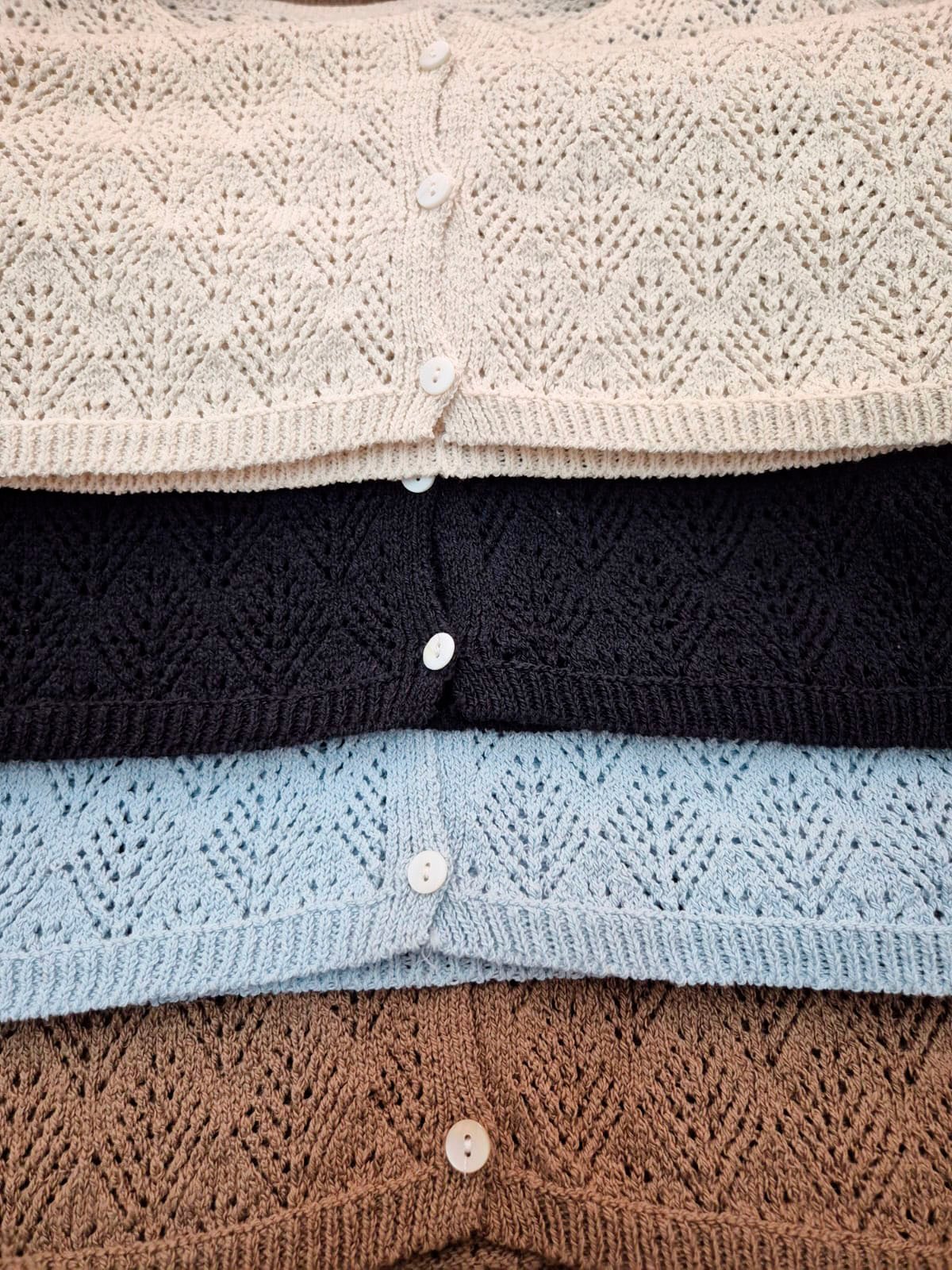 Cardigan calado con botones de nácar en beige, negro, celeste y marrón