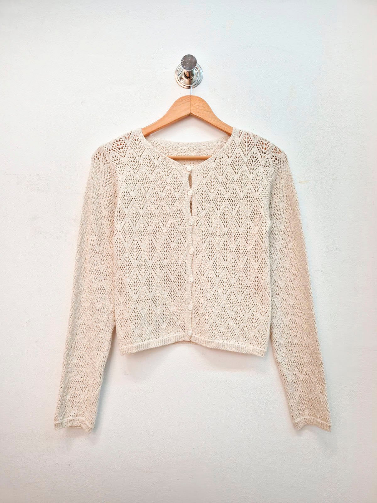 Cardigan beige calado de manga larga y cierre delantero