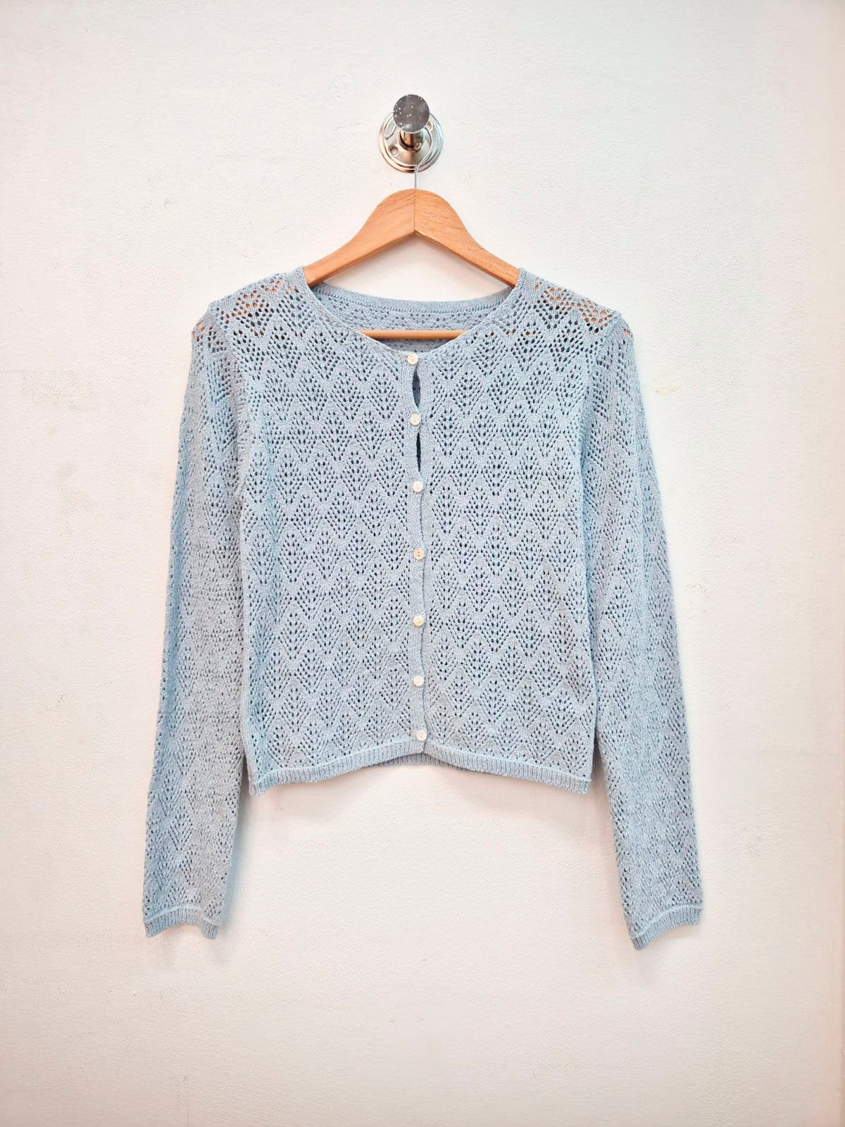 Cardigan azul celeste calado con botones frontales y manga larga