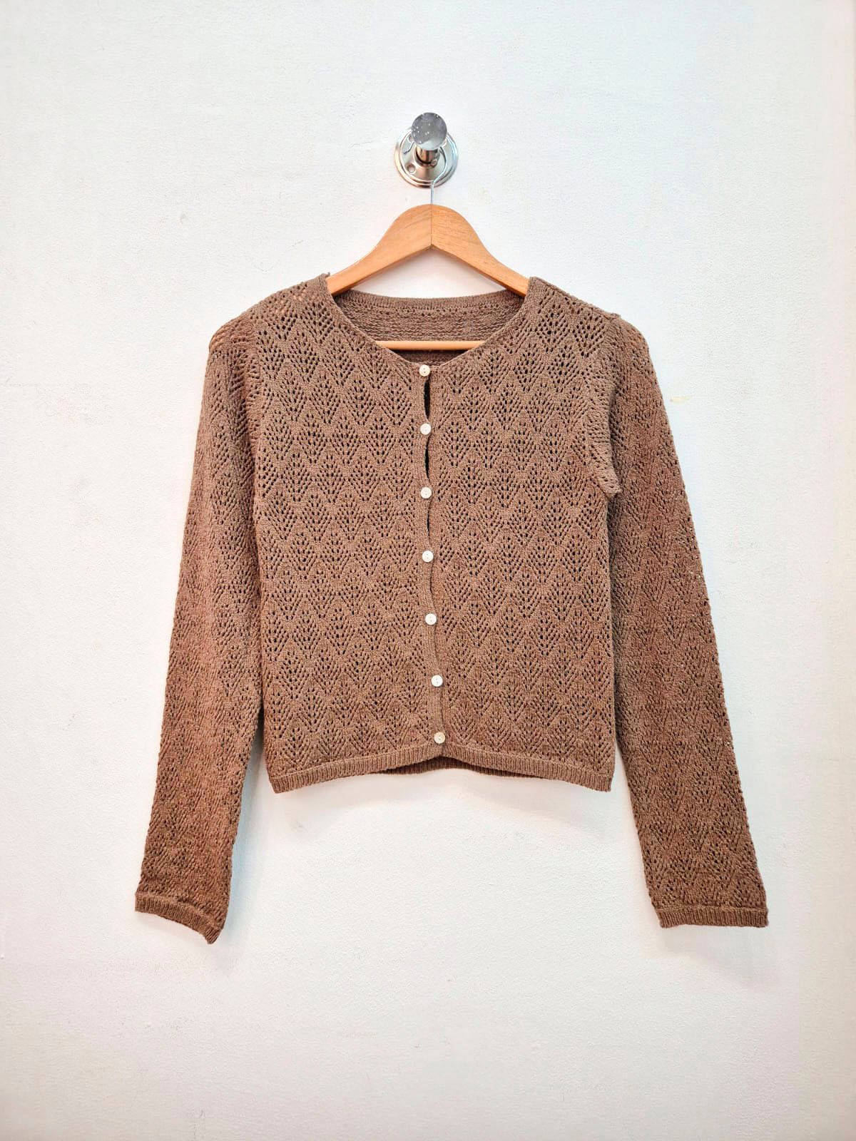 Cardigan beige texturado con botones blancos y cuello redondo
