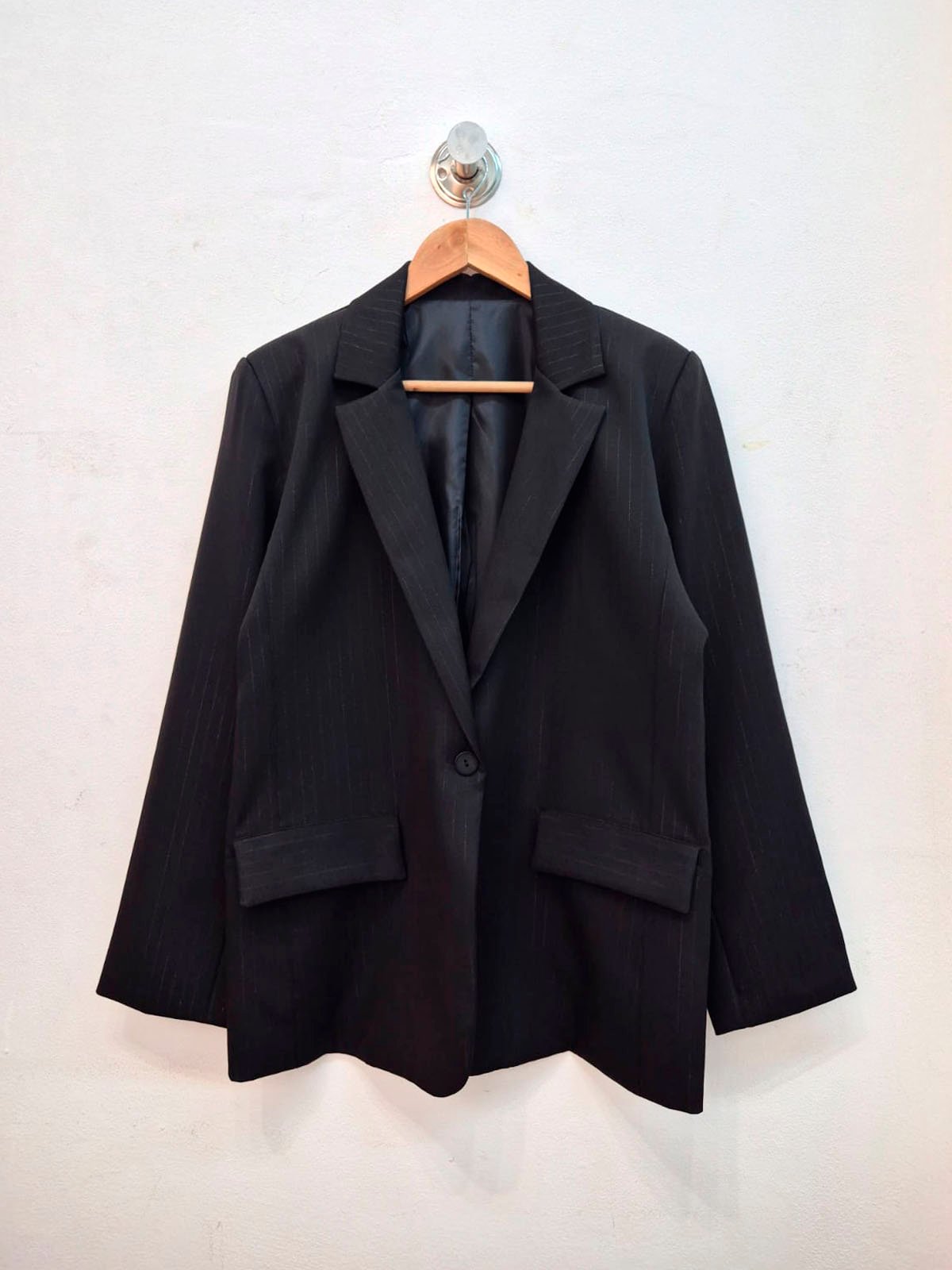 Blazer negro de lana con solapas y bolsillos delanteros