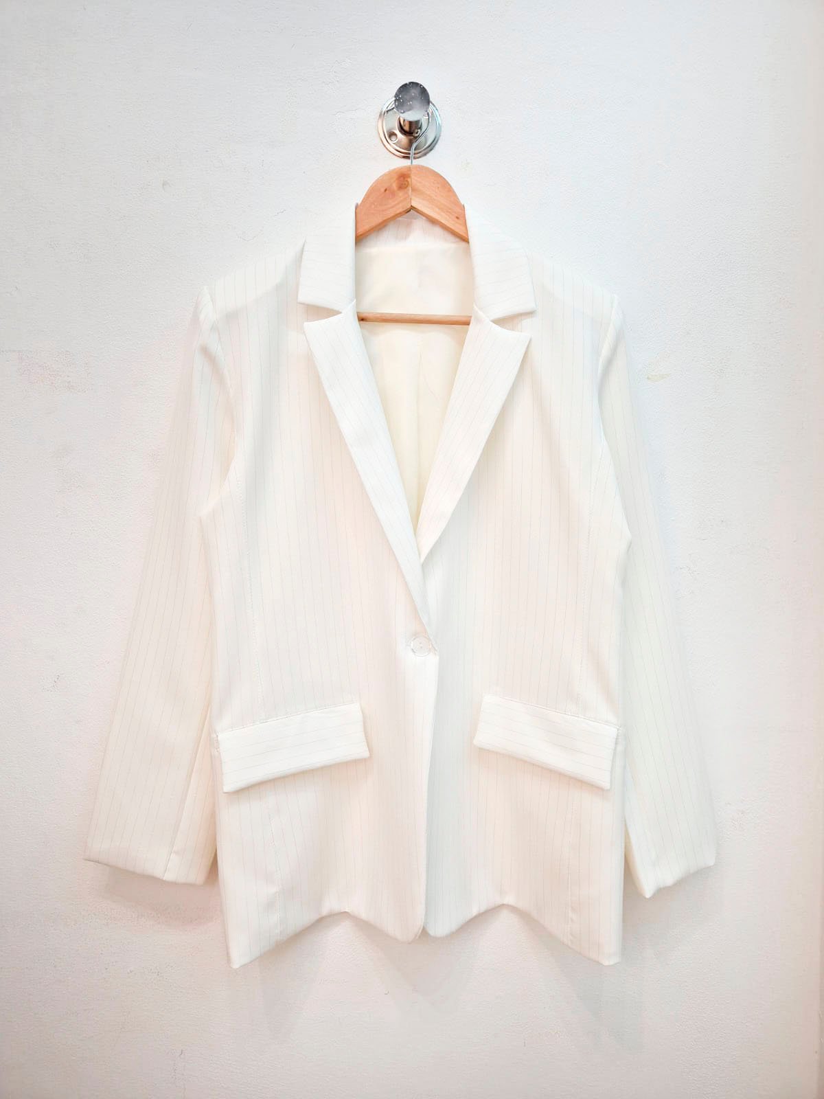 Blazer blanco con solapas anchas y bolsillos delanteros