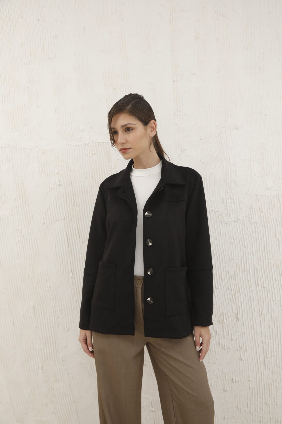 Camisaco negro de lana con solapas y botones metálicos