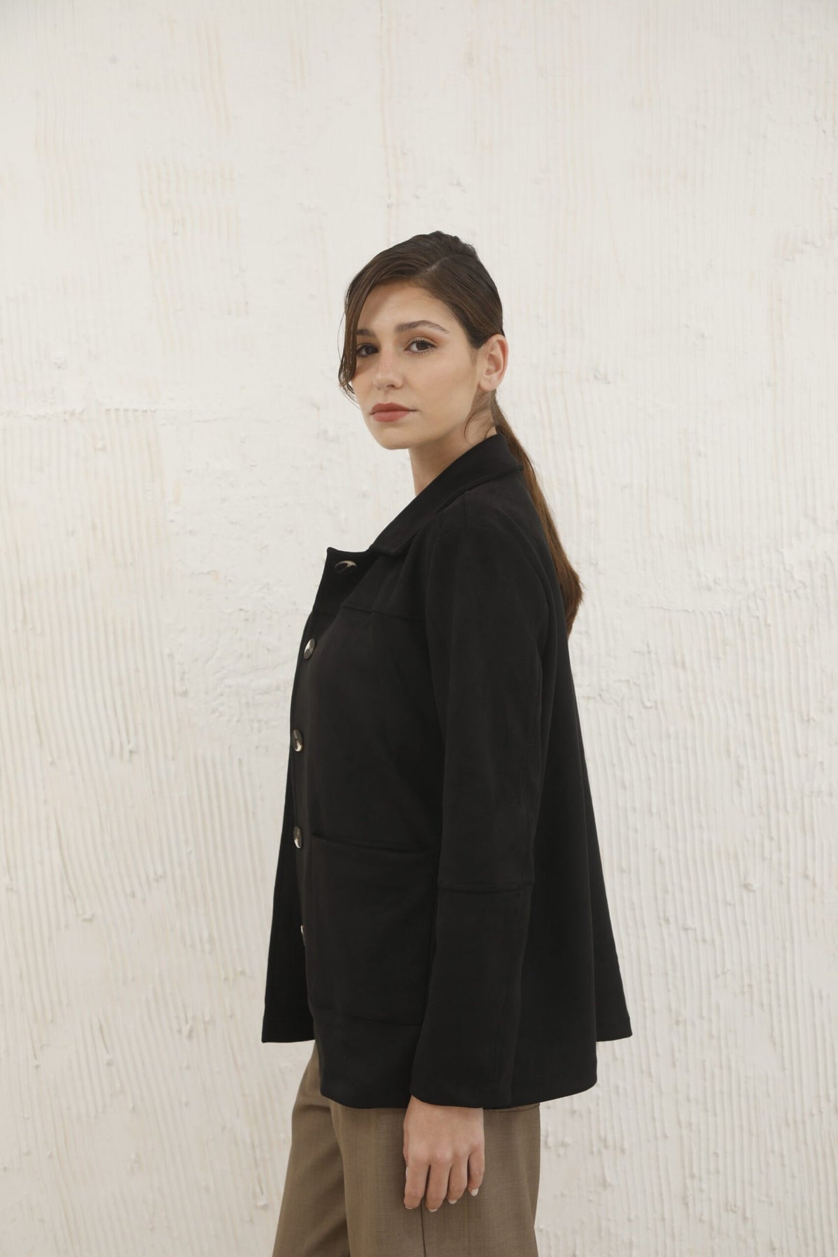 Camisaco negro con solapas, manga larga y botones delanteros