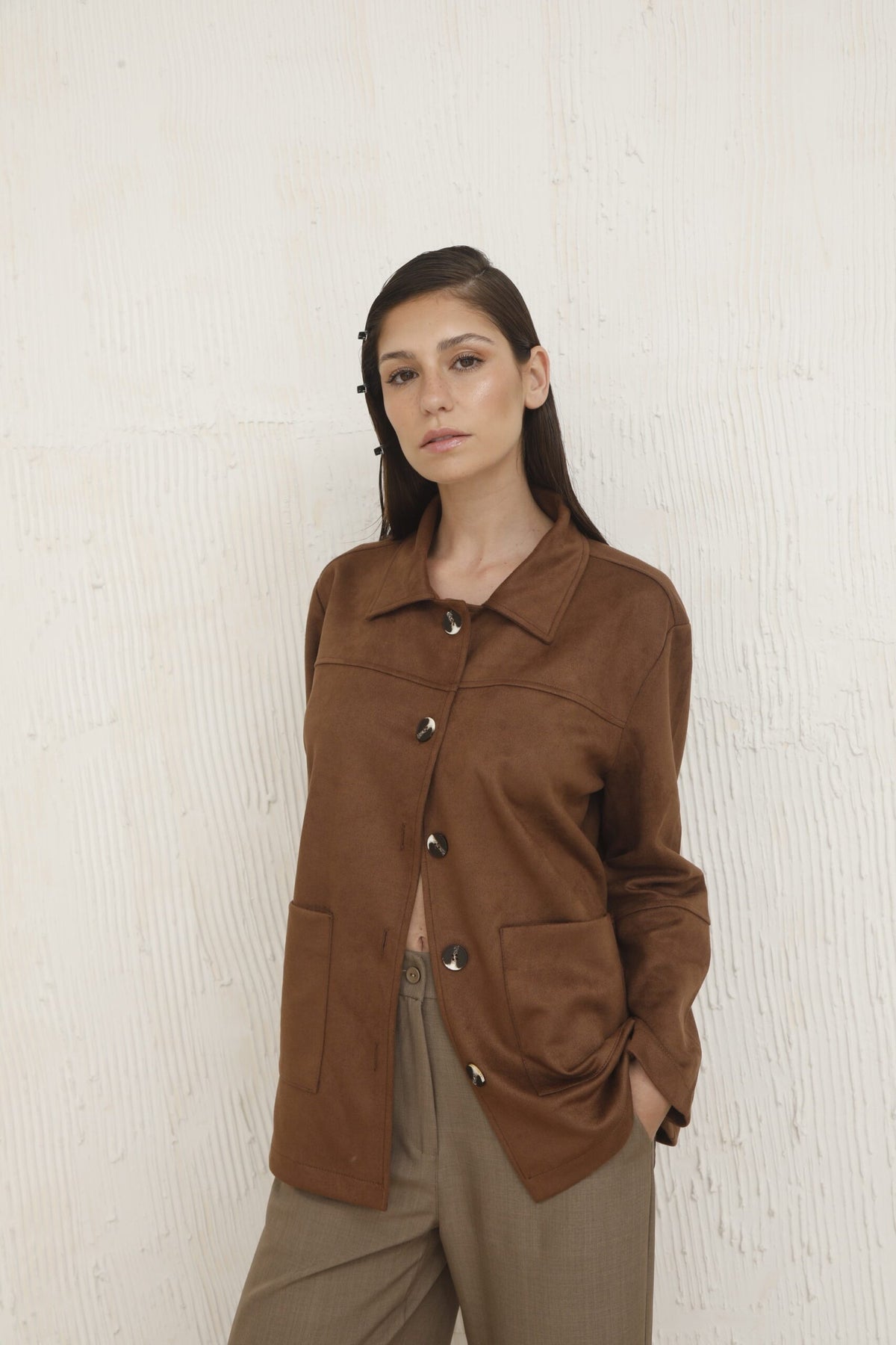 Camisaco marrón con cuello solapa y botones metálicos