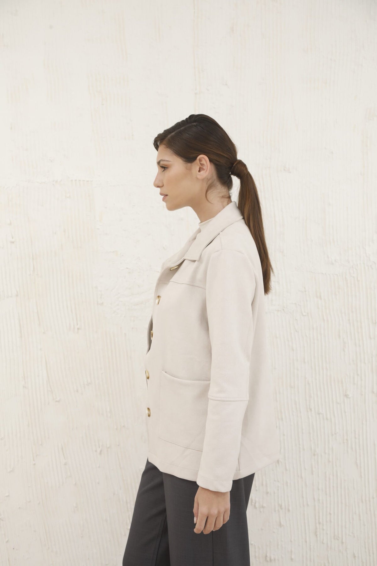 Camisaco beige con solapas y botones dorados en frente