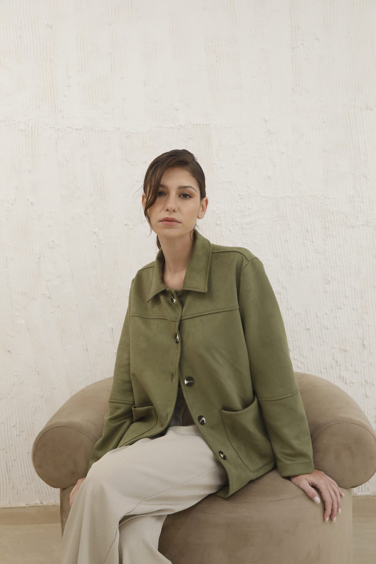 Camisaco verde oliva con cuello solapa y botones frontales