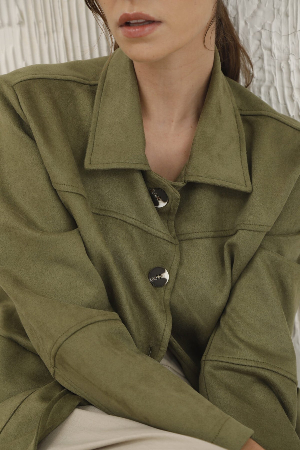 Camisaco verde oliva con solapa y botones plateados