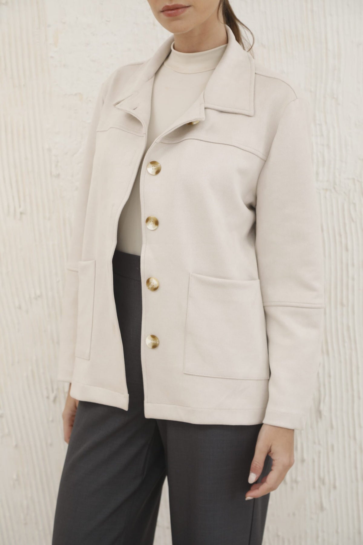 Camisaco beige de lana con botones dorados y bolsillos delanteros