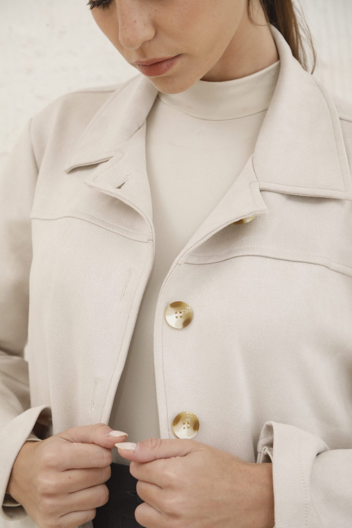 Camisaco crema de lana con solapa ancha y botones nácar