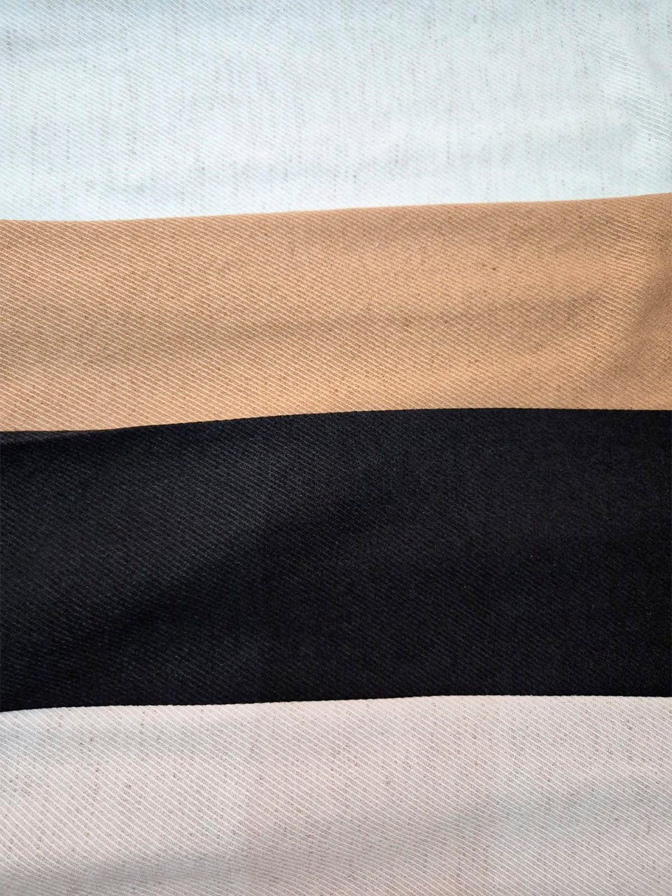 Pantalón de tiro alto con franjas beige, negro y blanco