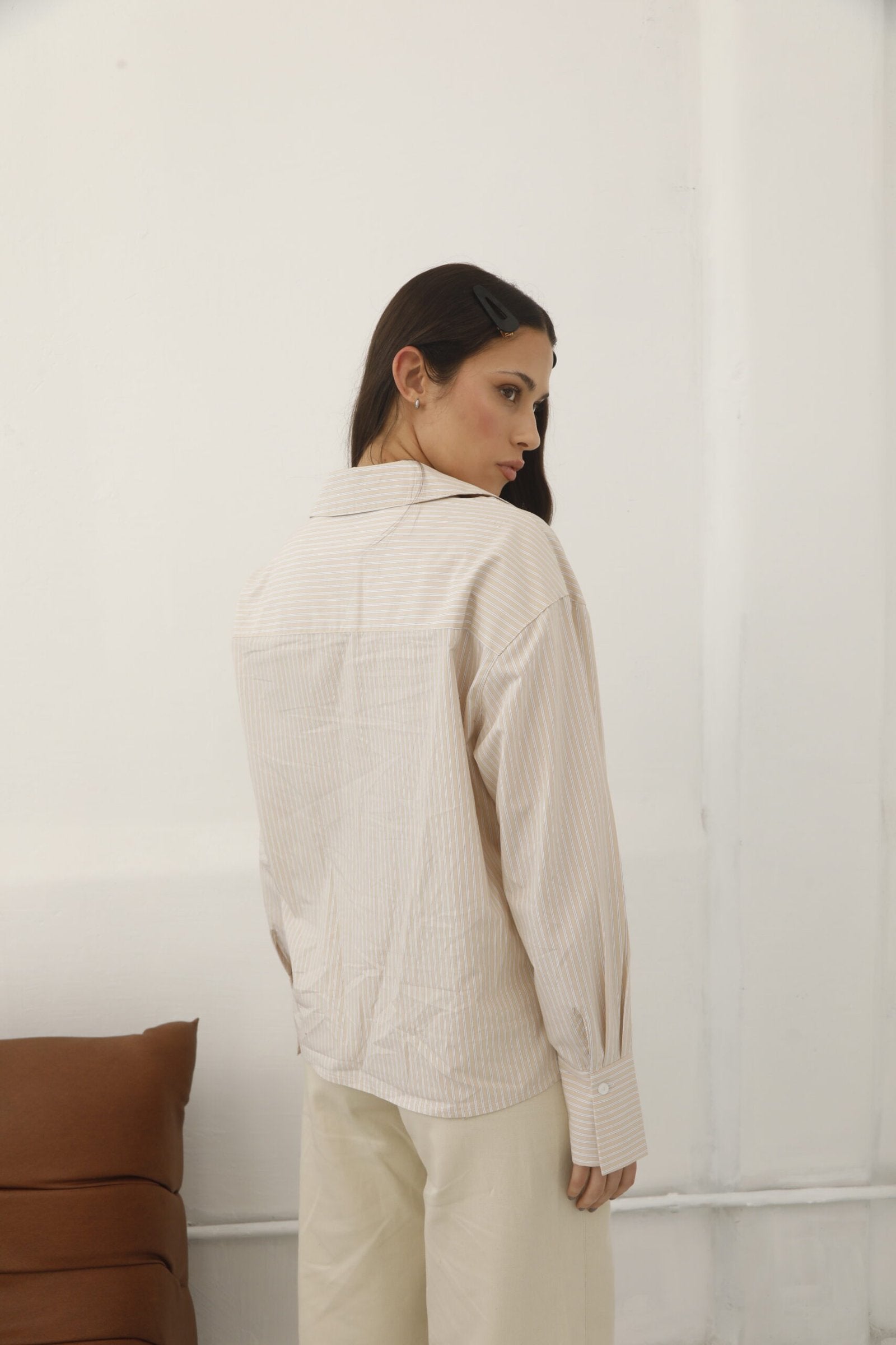 Camisa beige a rayas con cuello solapa y manga larga