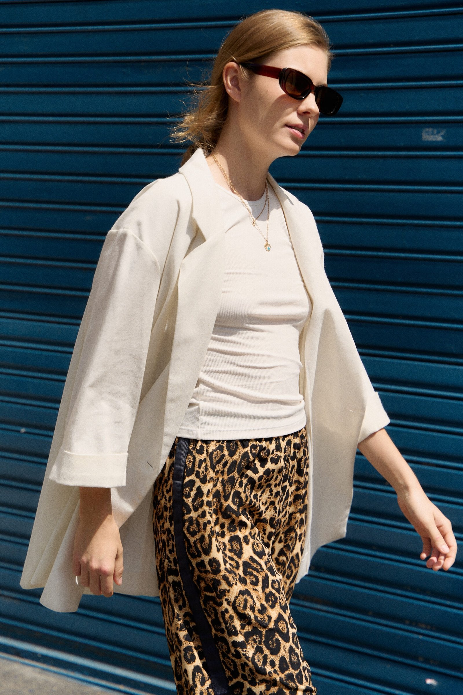Saco beige oversize de manga tres cuartos y frente abierto