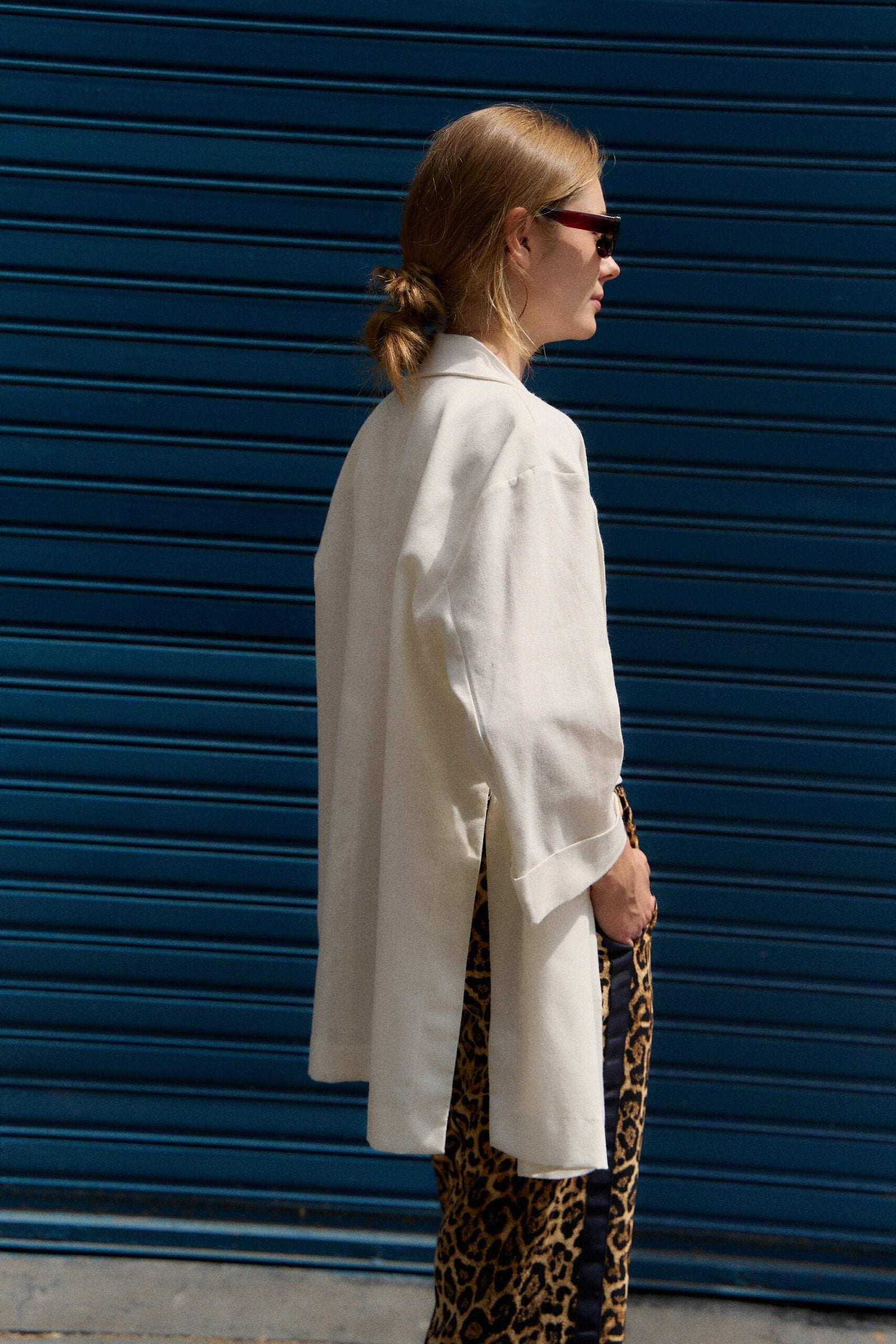 Saco blanco de lino con cuello solapa y manga larga
