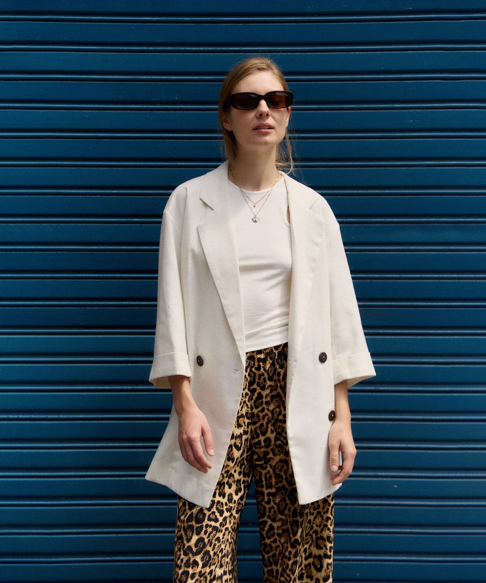 Blazer crema de manga tres cuartos con doble botonadura