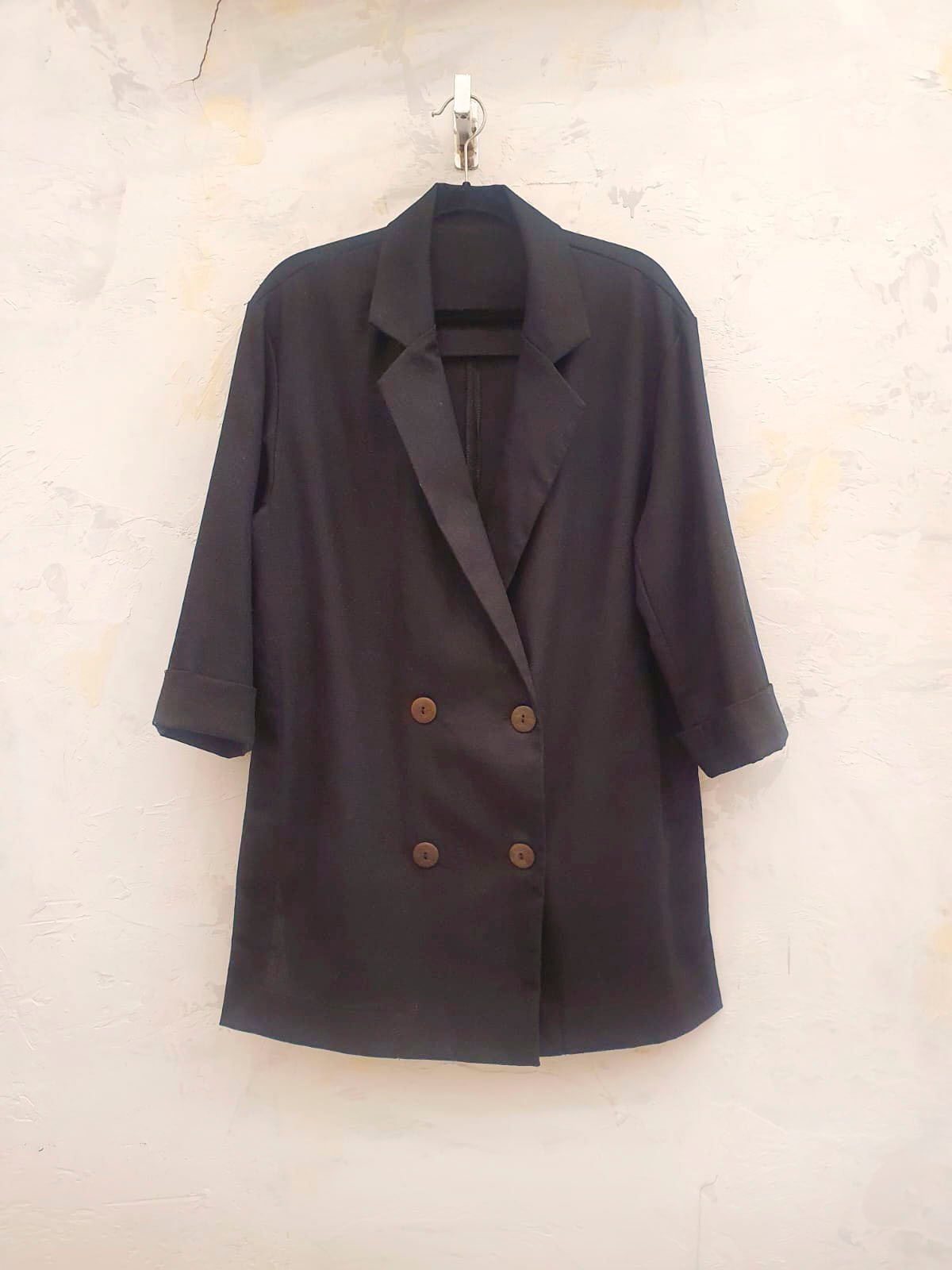 Blazer negro doble botonadura con solapas y manga tres cuartos