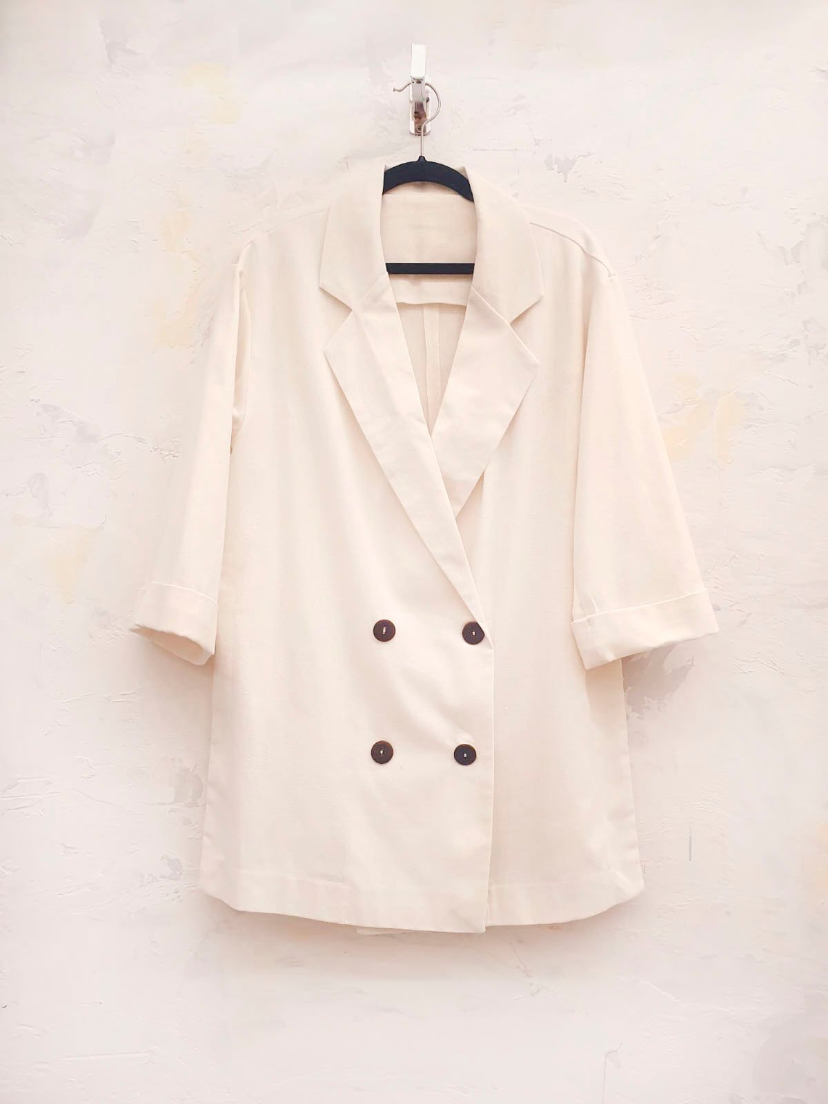 Blazer doble botonadura marfil con solapas y manga tres cuartos