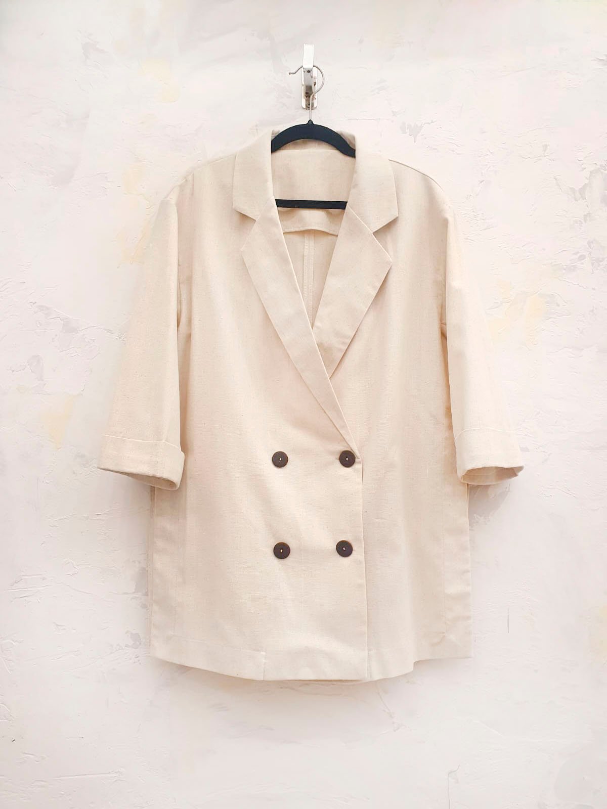 Saco blazer crema doble botonadura con manga corta y solapa