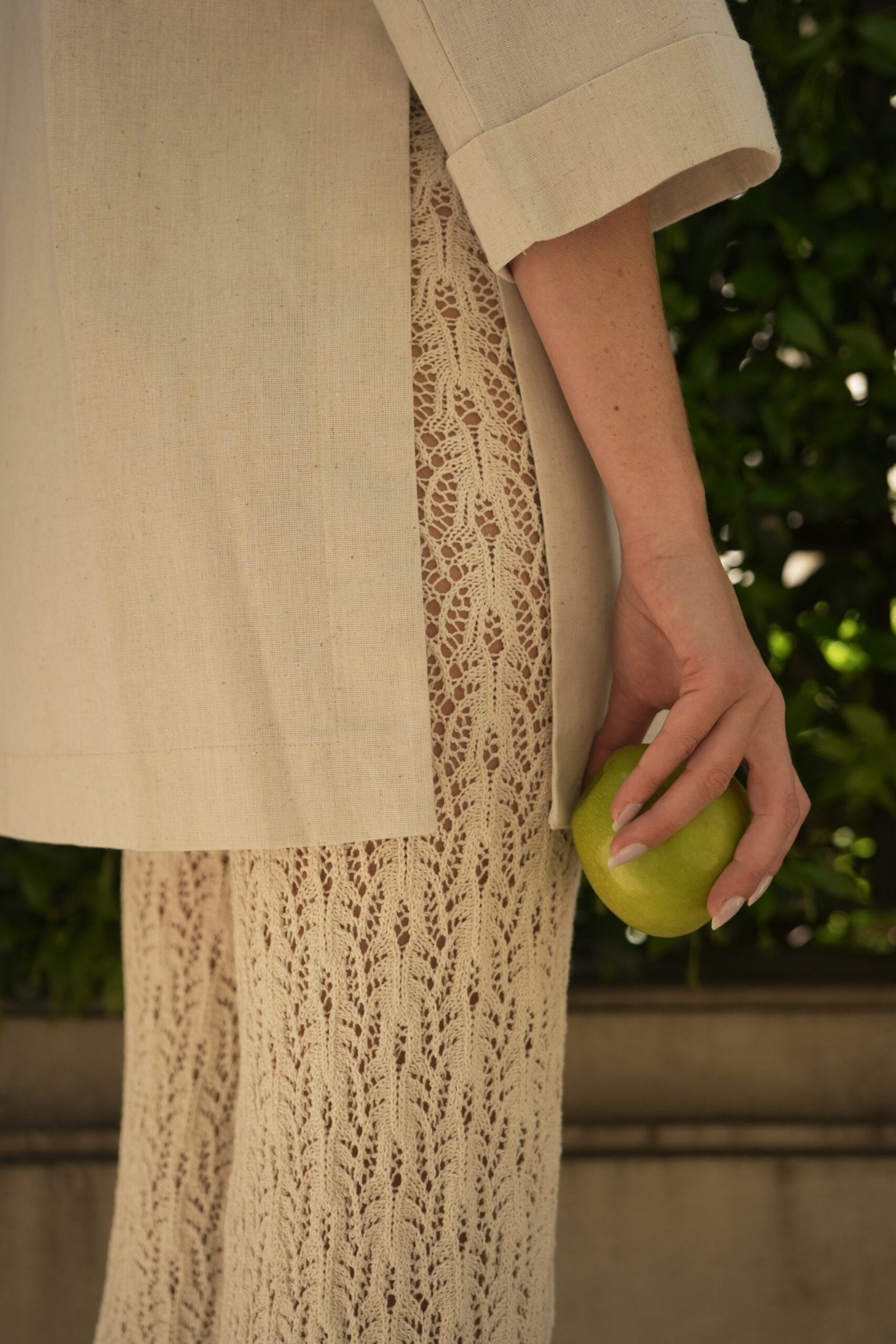 Saco beige de encaje calado con manga corta y frente abierto