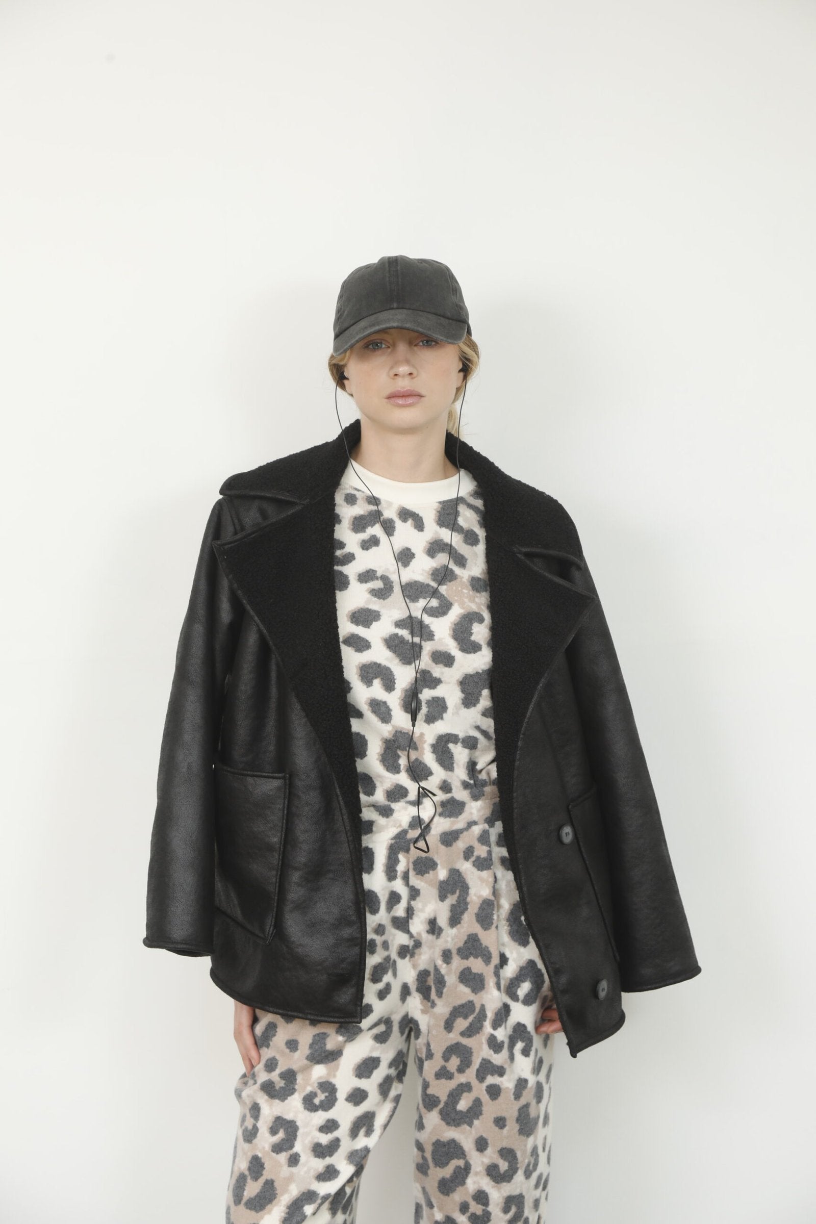 Campera negra de lana con solapas y botones delanteros