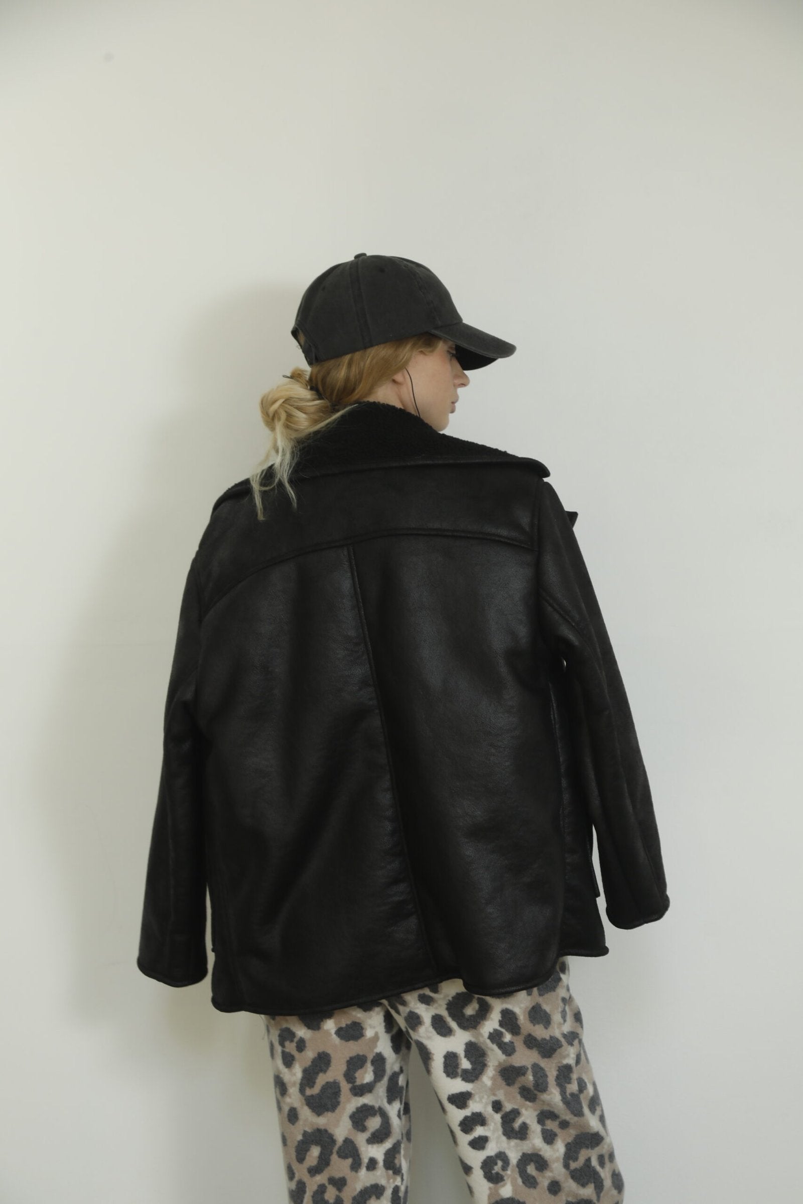 Campera negra de lana con cuello solapa y manga larga