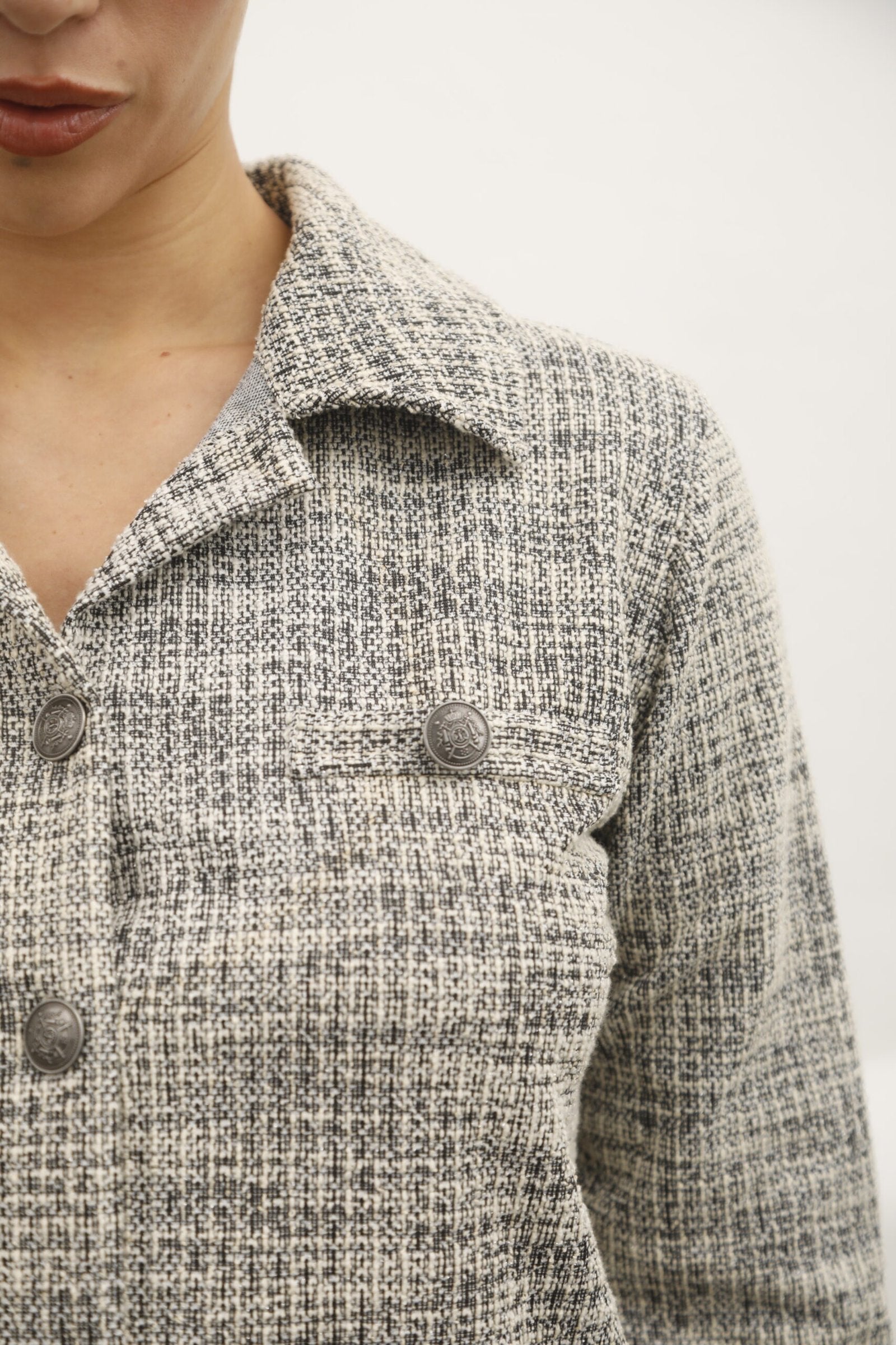 Chaqueta gris jaspeada con solapa y botones decorativos