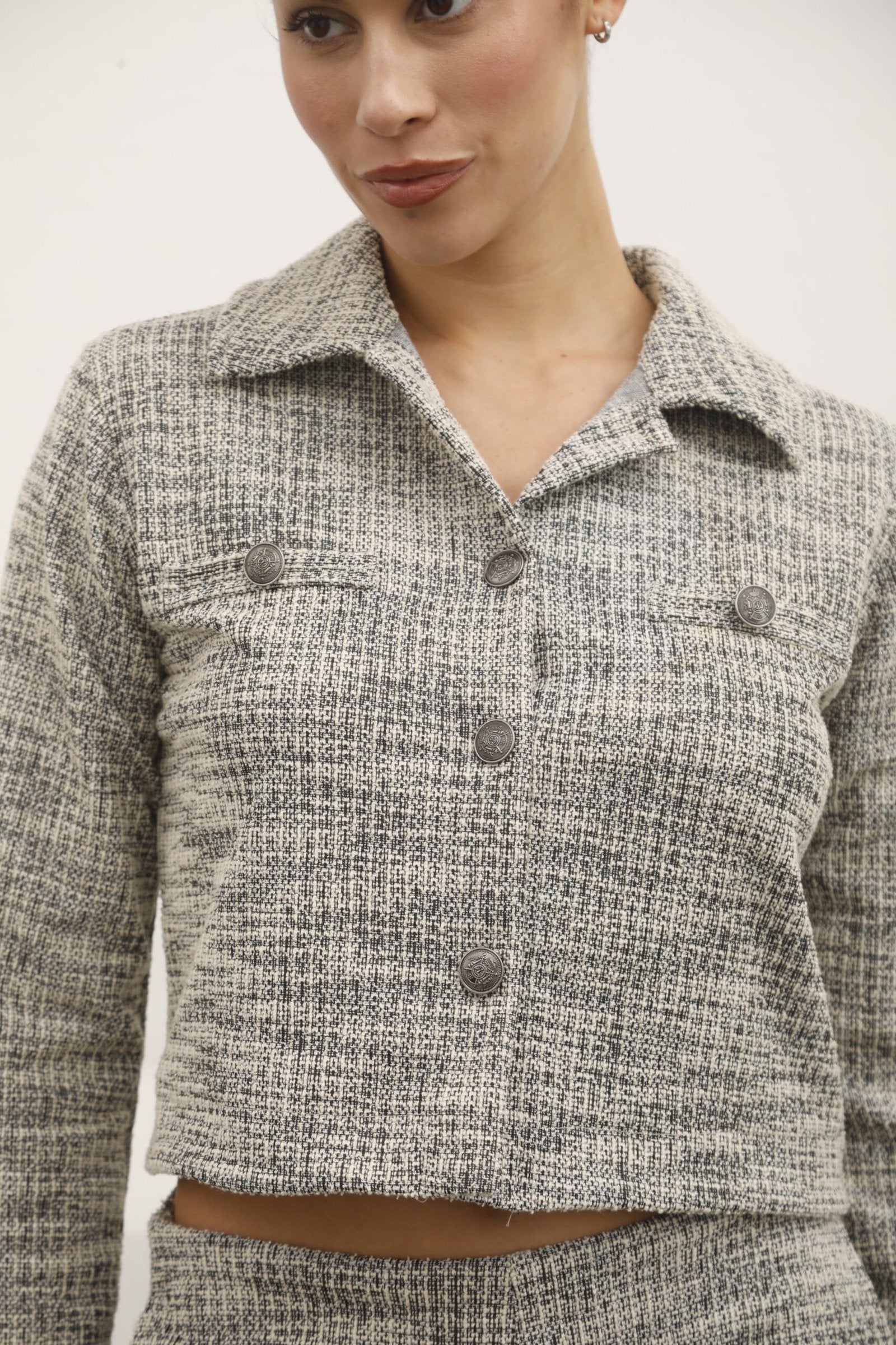 Chaqueta corta gris con botones y cuello solapa