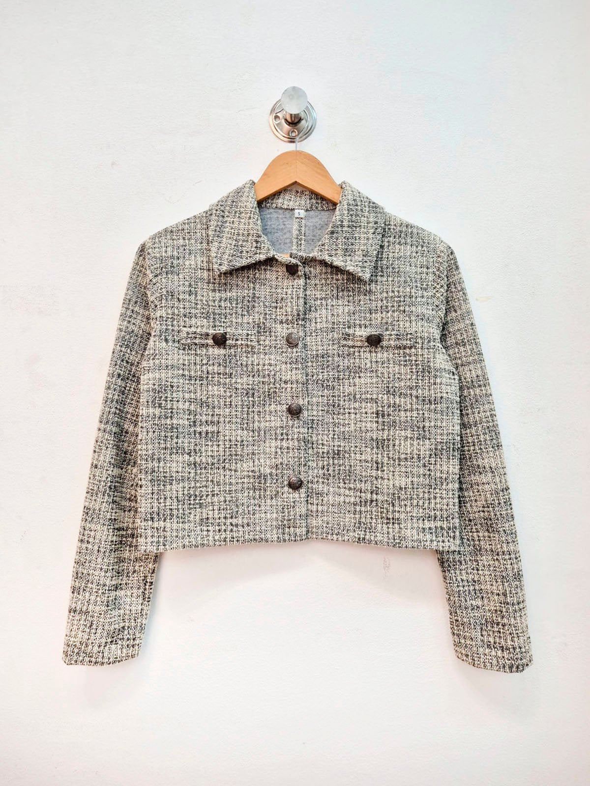 Chaqueta gris texturada con cuello solapa y botones frontales