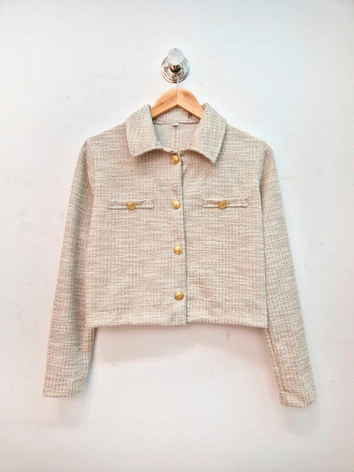 Chaqueta beige texturada de manga larga con botones dorados
