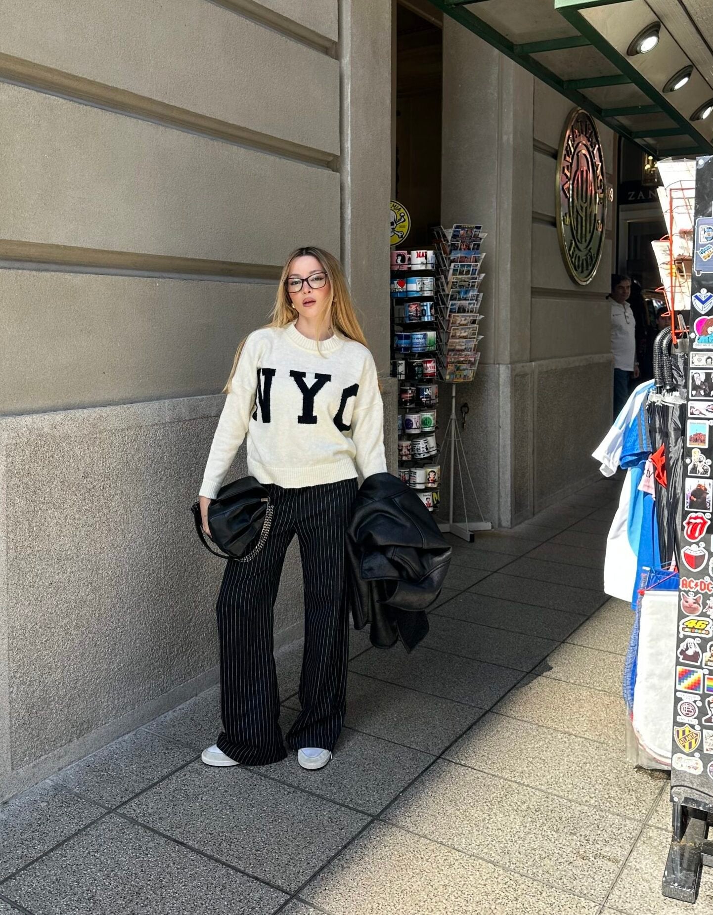 Pantalón negro de lana con pliegues verticales y tiro alto