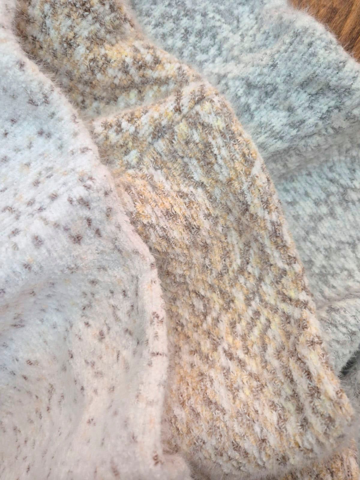 Sweater Jordania con textura acanalada y tonos neutros combinados