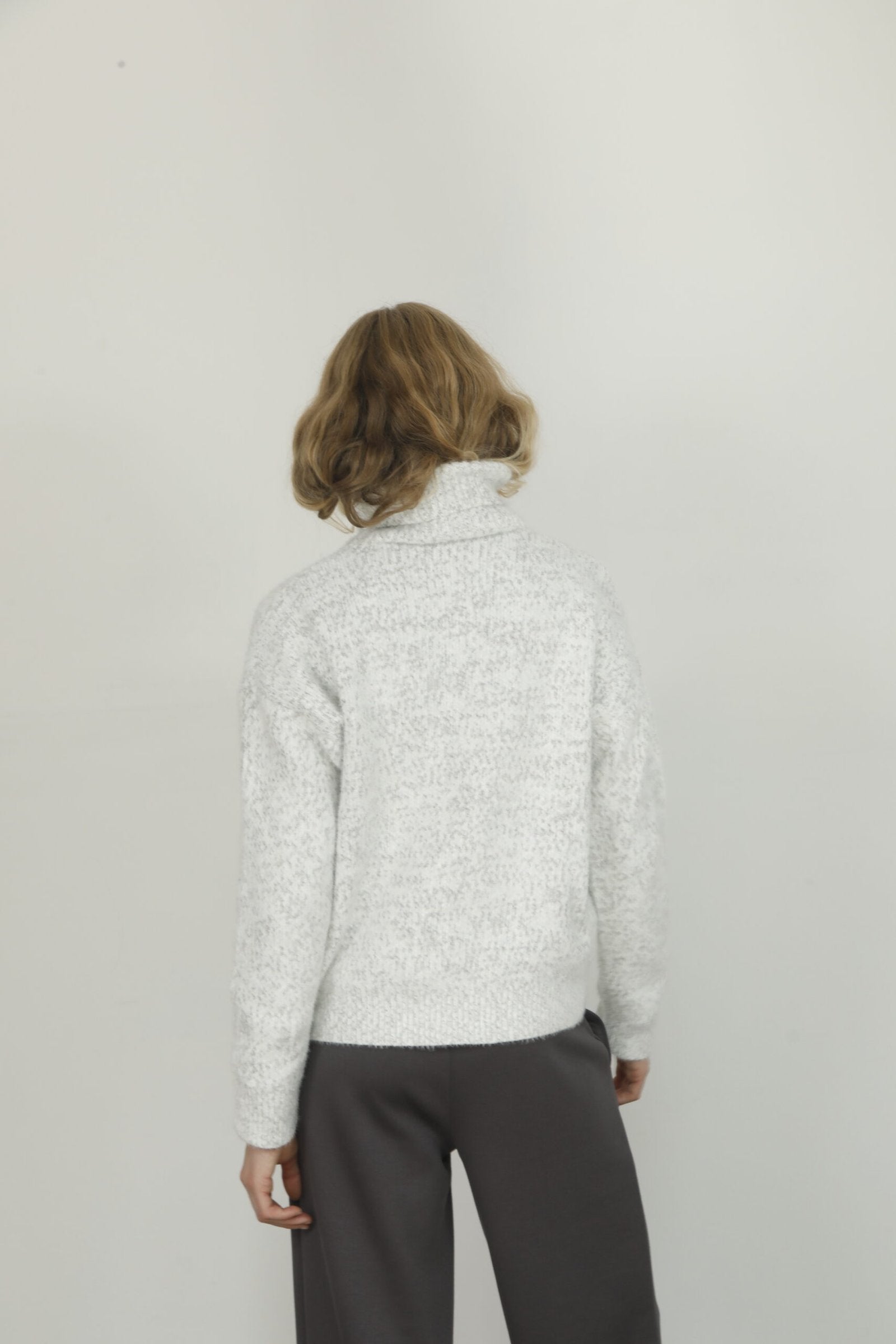 Sweater gris claro de cuello alto y manga larga