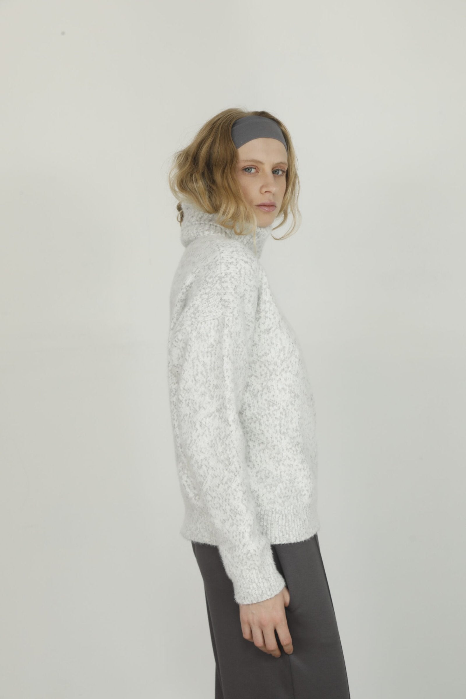 Sweater cuello alto blanco texturado de manga larga