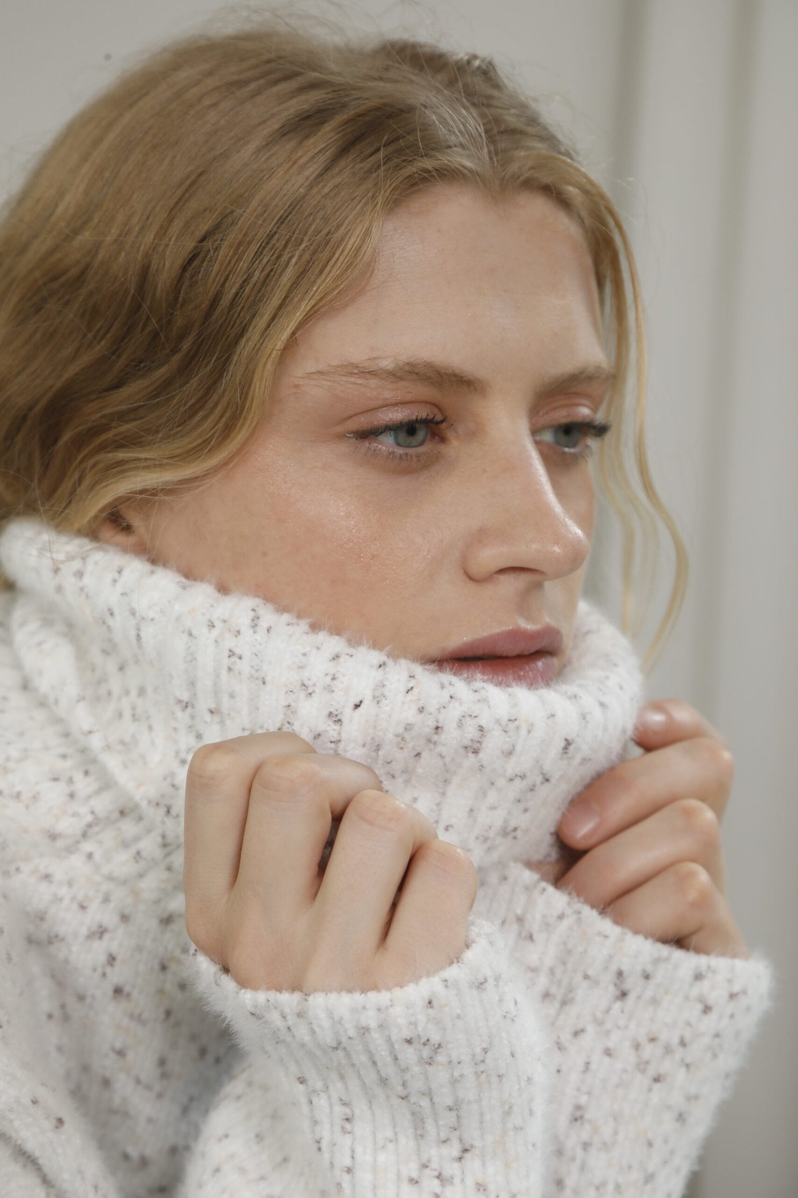 Sweater blanco jaspeado de cuello alto y manga larga