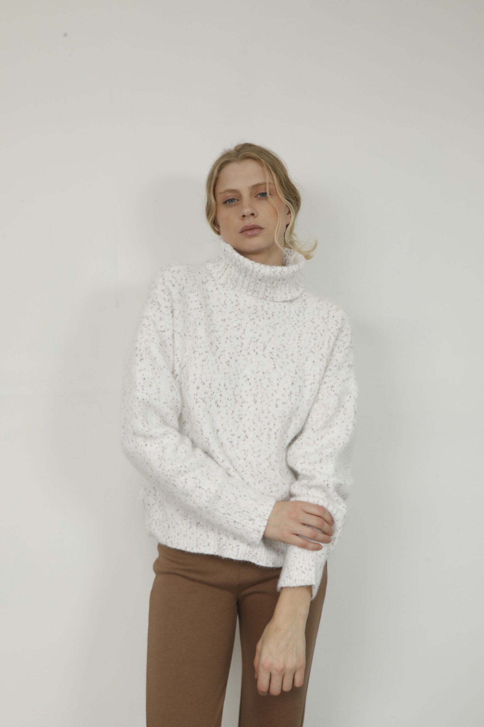 Sweater blanco acanalado con cuello alto y manga larga