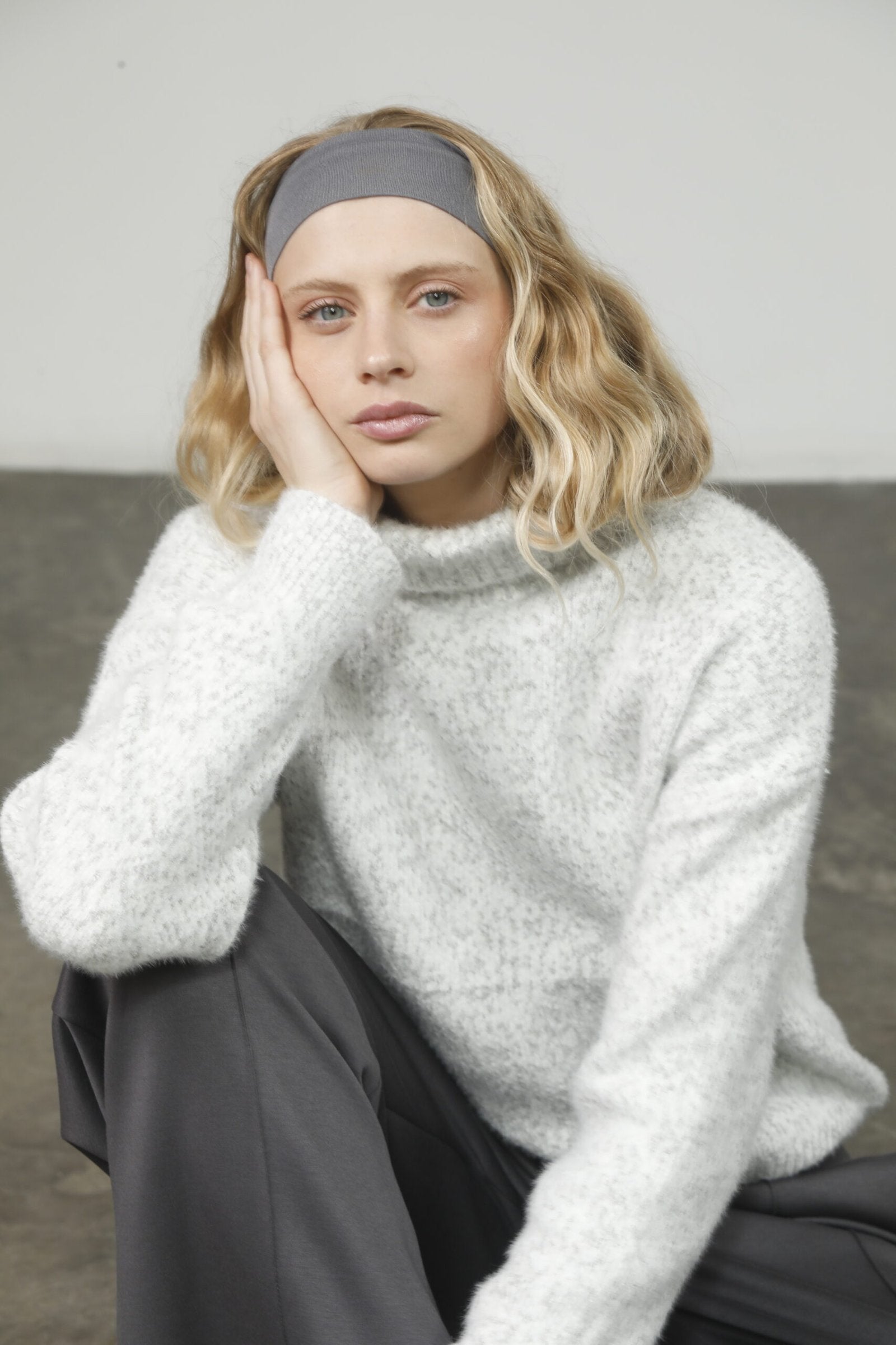 Sweater gris claro de cuello alto y manga larga acanalada