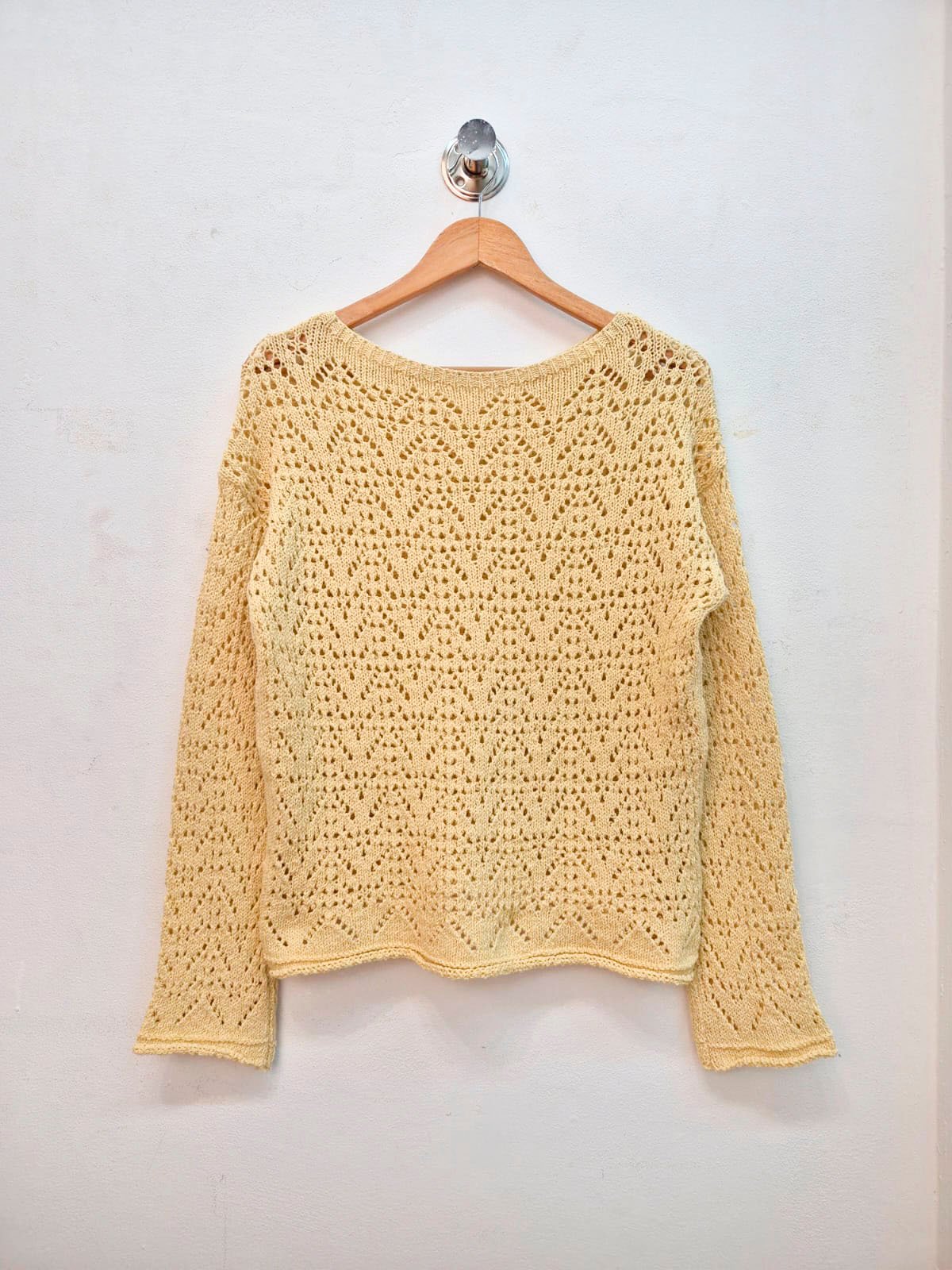Remera crochet beige con escote redondo y manga larga acampanada