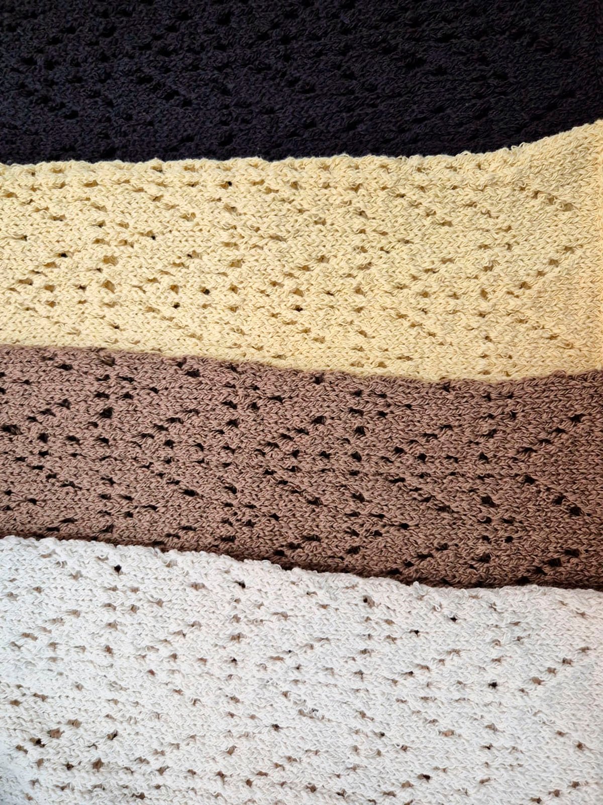 Remera de crochet con textura calada y manga larga