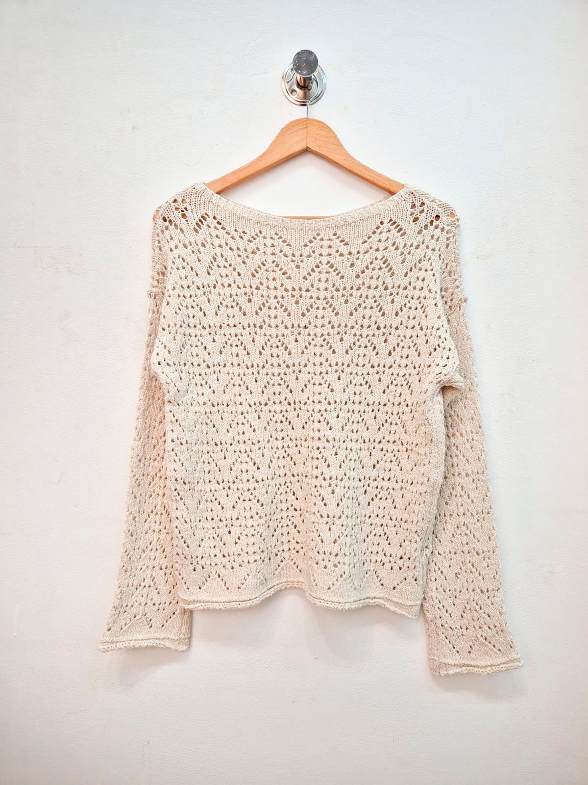 Remera calada beige de manga larga y cuello redondo