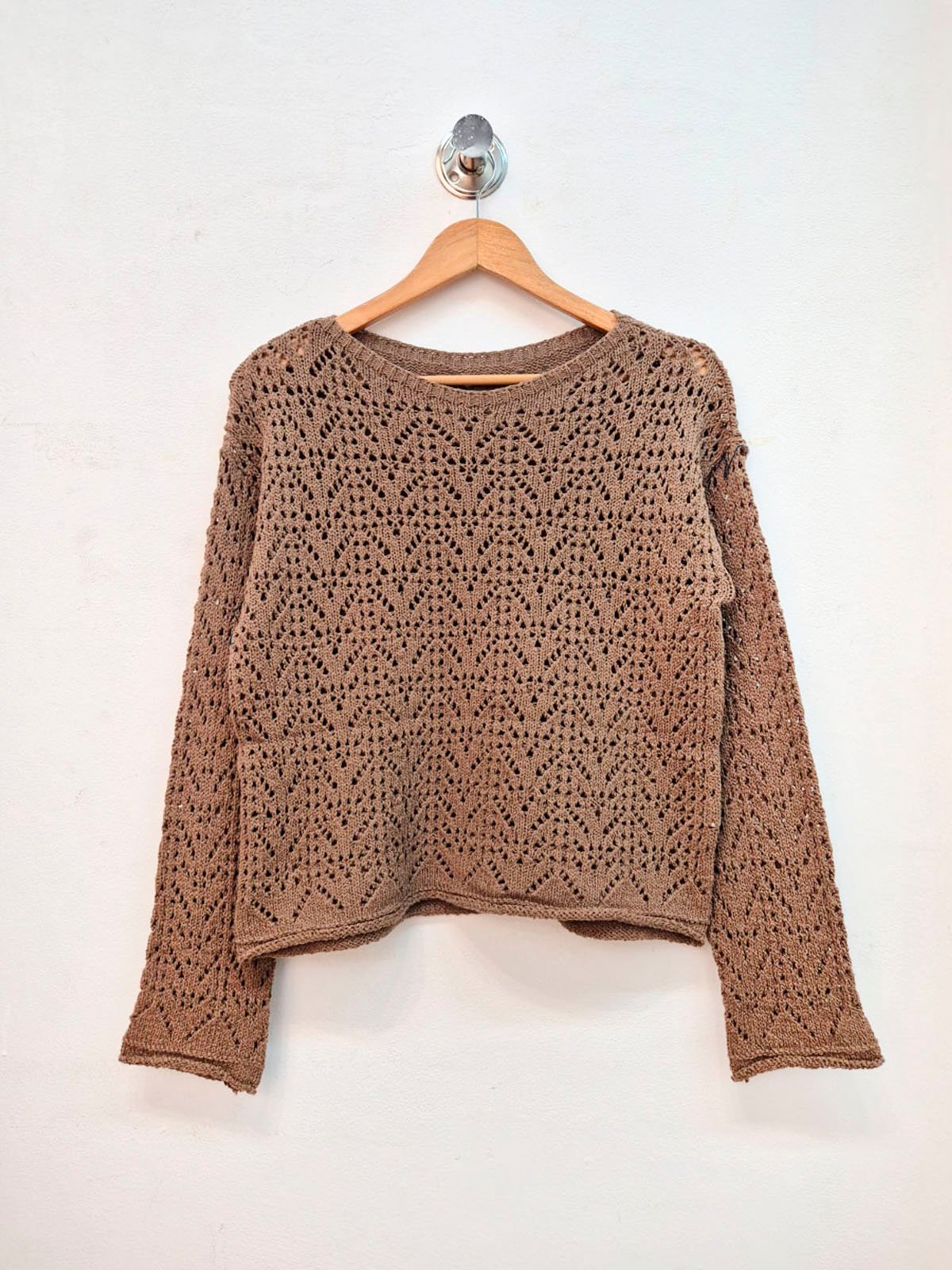 Remera crochet marrón topo con cuello redondo y manga larga acampanada