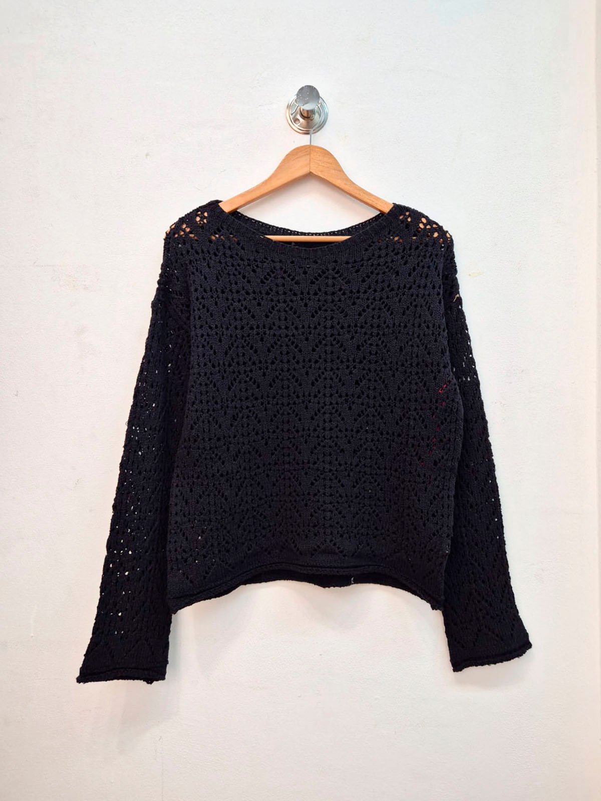 Remera negra de crochet con manga larga y cuello redondo