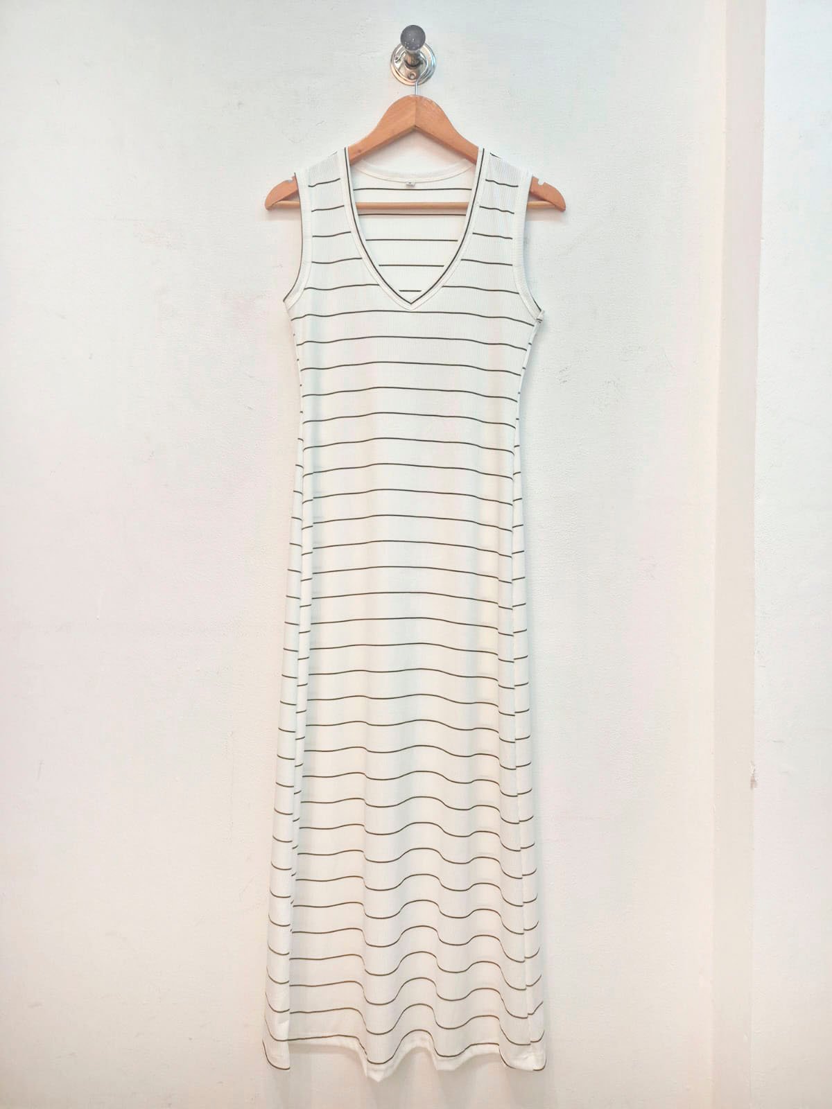 Vestido largo a rayas blancas y negras con escote en V sin mangas