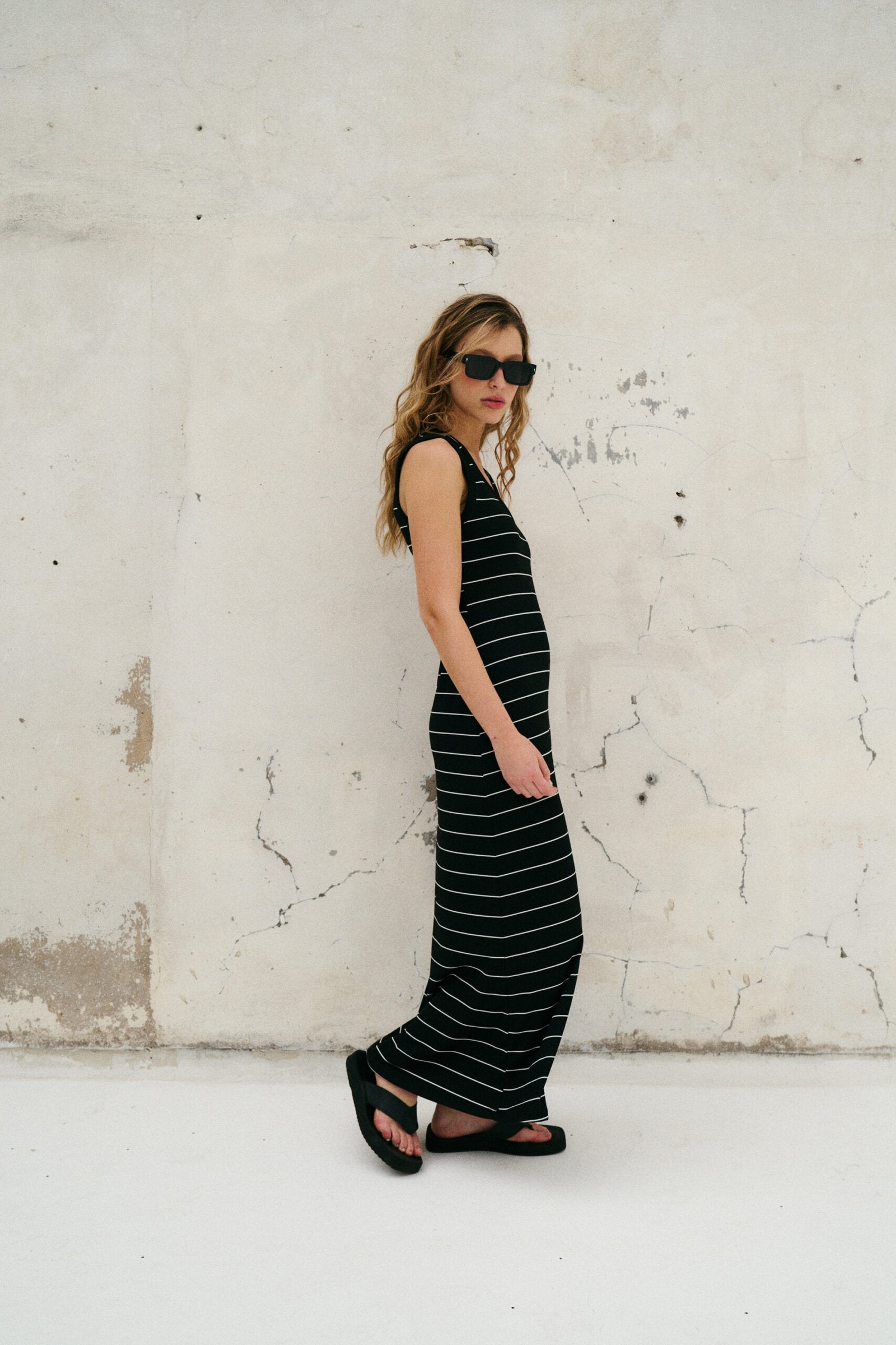 Vestido negro con rayas blancas horizontales y escote redondo sin mangas