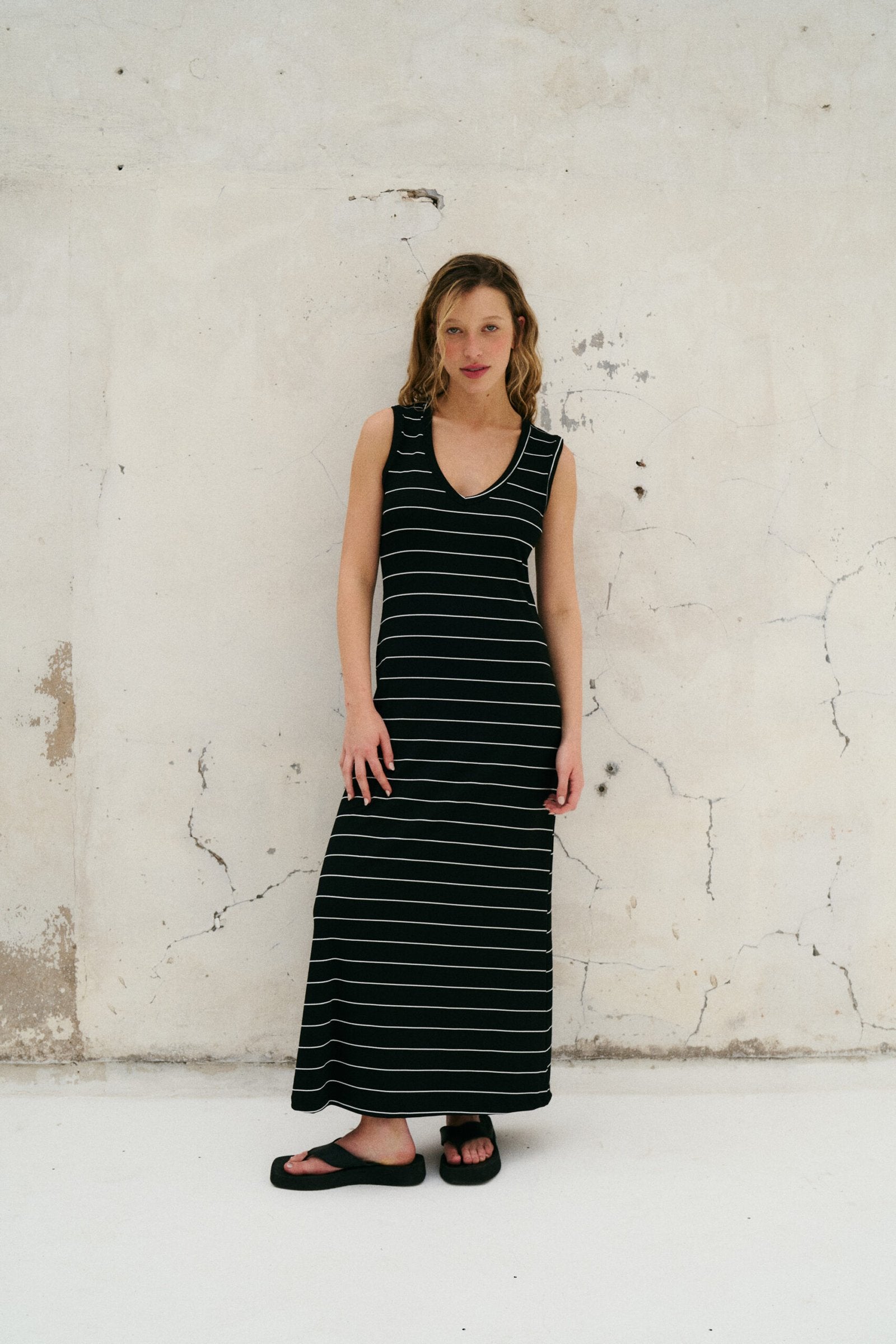 Vestido largo negro a rayas blancas con escote en V y sin mangas