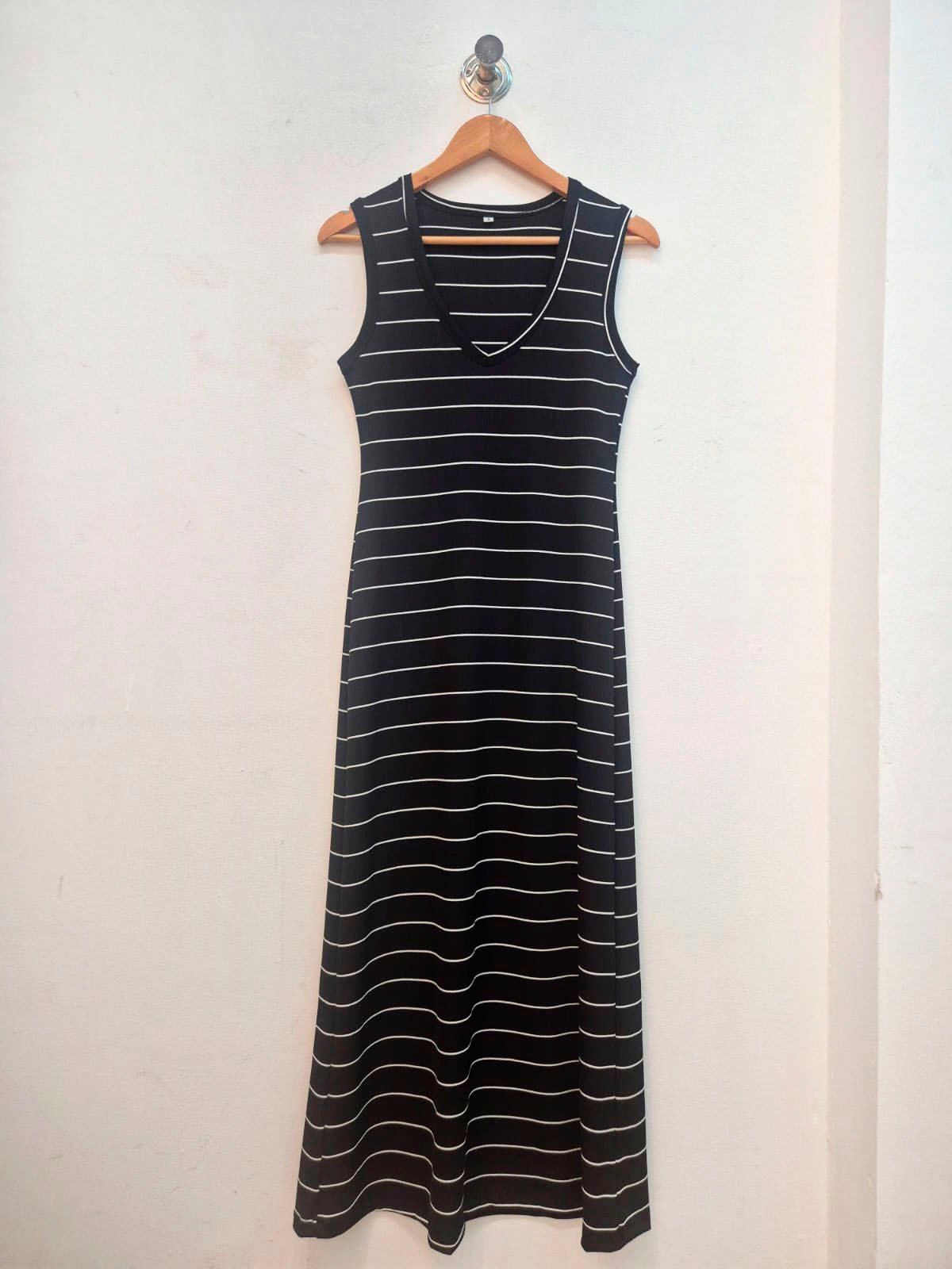 Vestido largo a rayas blancas y negras con escote V sin mangas