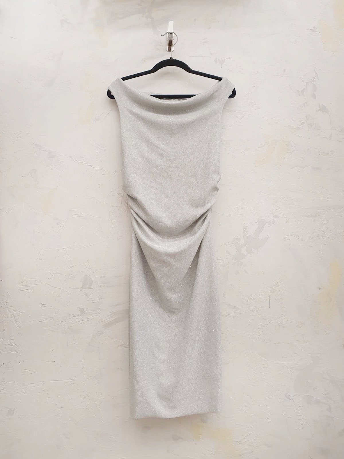 Vestido blanco midi sin mangas con escote drapeado asimétrico