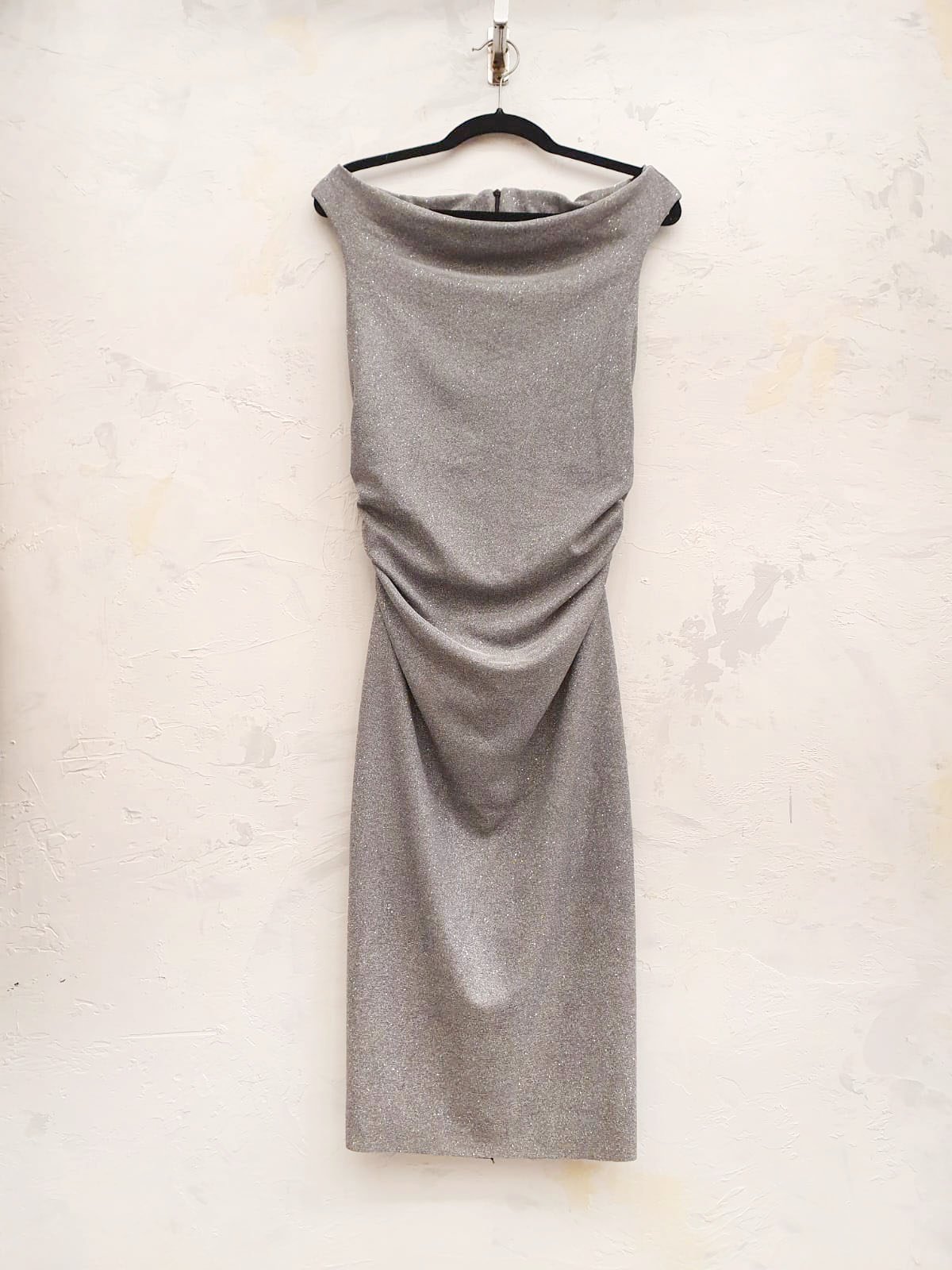 Vestido midi gris plata sin mangas con escote bote y drapeado lateral