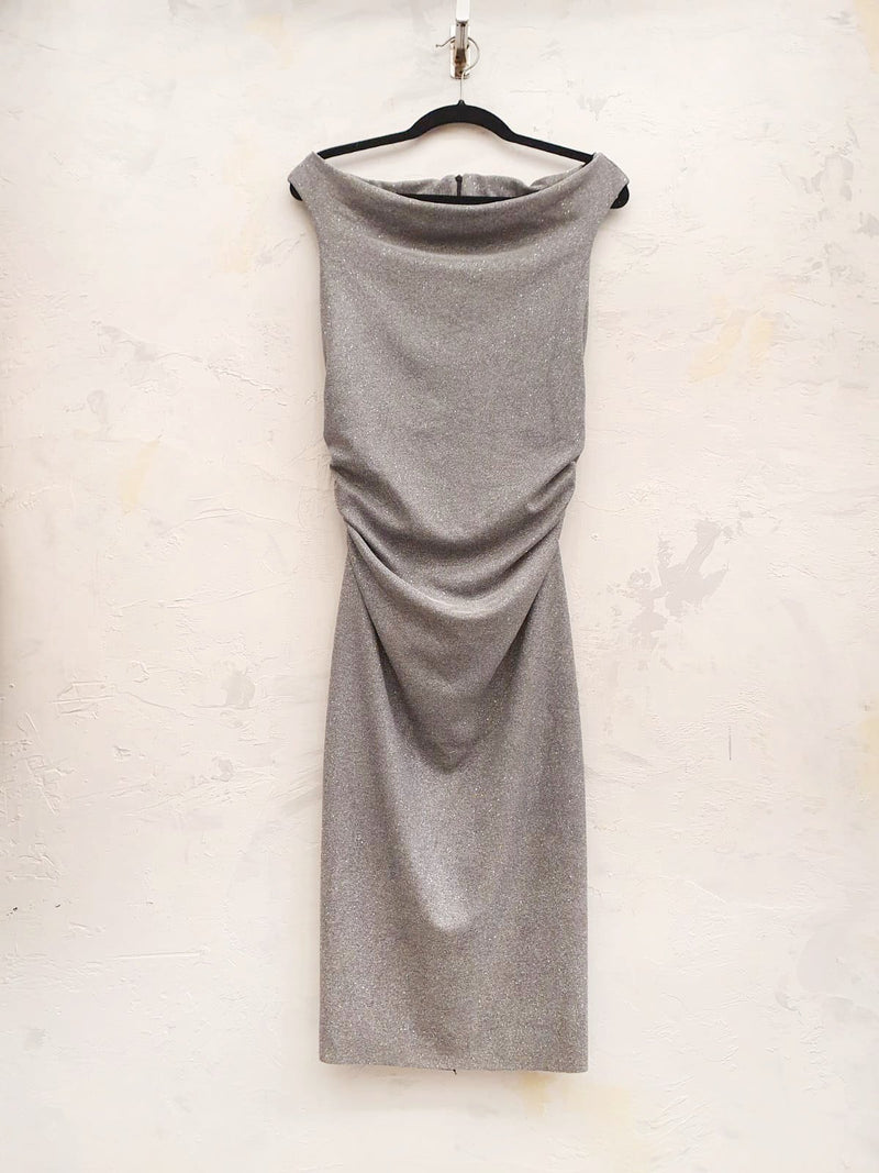 Vestido midi gris plata sin mangas con escote bote y drapeado lateral